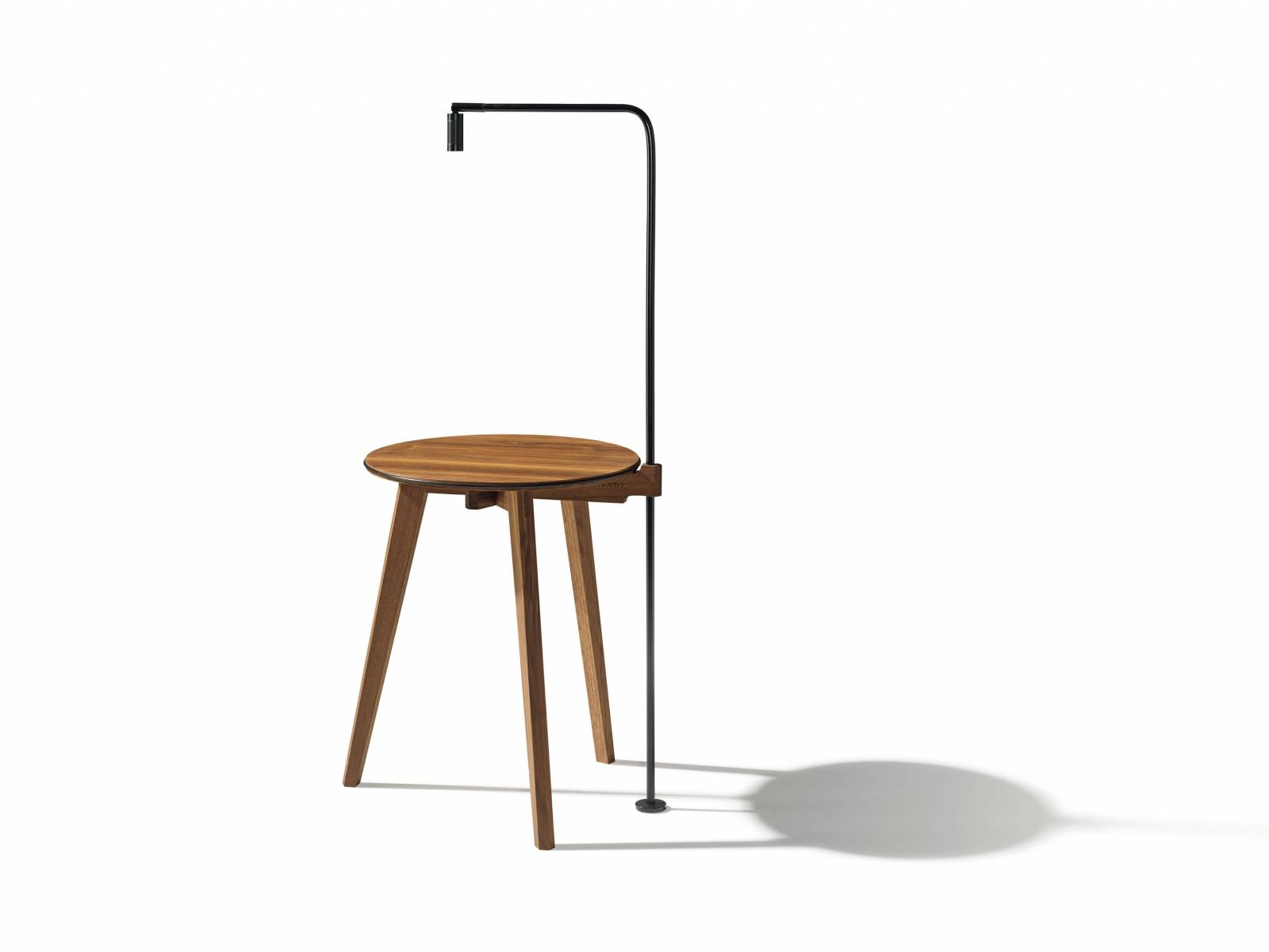 Leicht, mobil und jeder Anforderung gewachsen: Der unaufdringliche Beistelltisch «Hi!» aus Massivholz mit dem über den Rand der Tischplatte hinaus verlängerten Fusselement, das praktische Erweiterungen ermöglicht. Dies kann ein Griff oder aber eine Halterung sein, wie zum Beispiel für eine LED-Leuchte. Team 7.