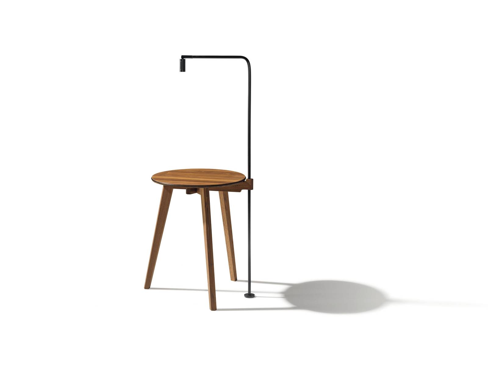 Leicht, mobil und jeder Anforderung gewachsen: Der unaufdringliche Beistelltisch «Hi!» aus Massivholz mit dem über den Rand der Tischplatte hinaus verlängerten Fusselement, das praktische Erweiterungen ermöglicht. Dies kann ein Griff oder aber eine Halterung sein, wie zum Beispiel für eine LED-Leuchte. Team 7.