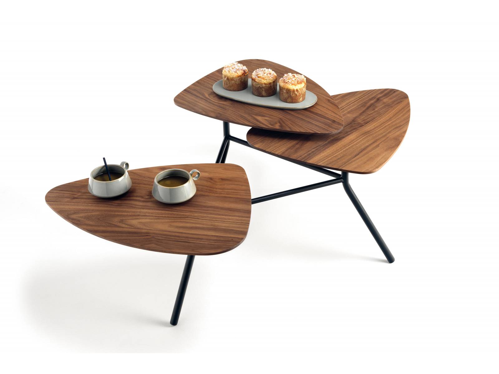 Erinnert an eine zarte Knospe, die den Frühling begrüsst: Bei Bedarf lassen sich die drei Platten des Salontischs «63» wie Blütenblätter auseinander drehen und bieten dadurch nicht nur Ablagefläche. Der filigrane Beistelltisch aus amerikanischem Nussholz und einem schwarzen Stahlgestell ist zudem hübsch anzuschauen. Klybeck.