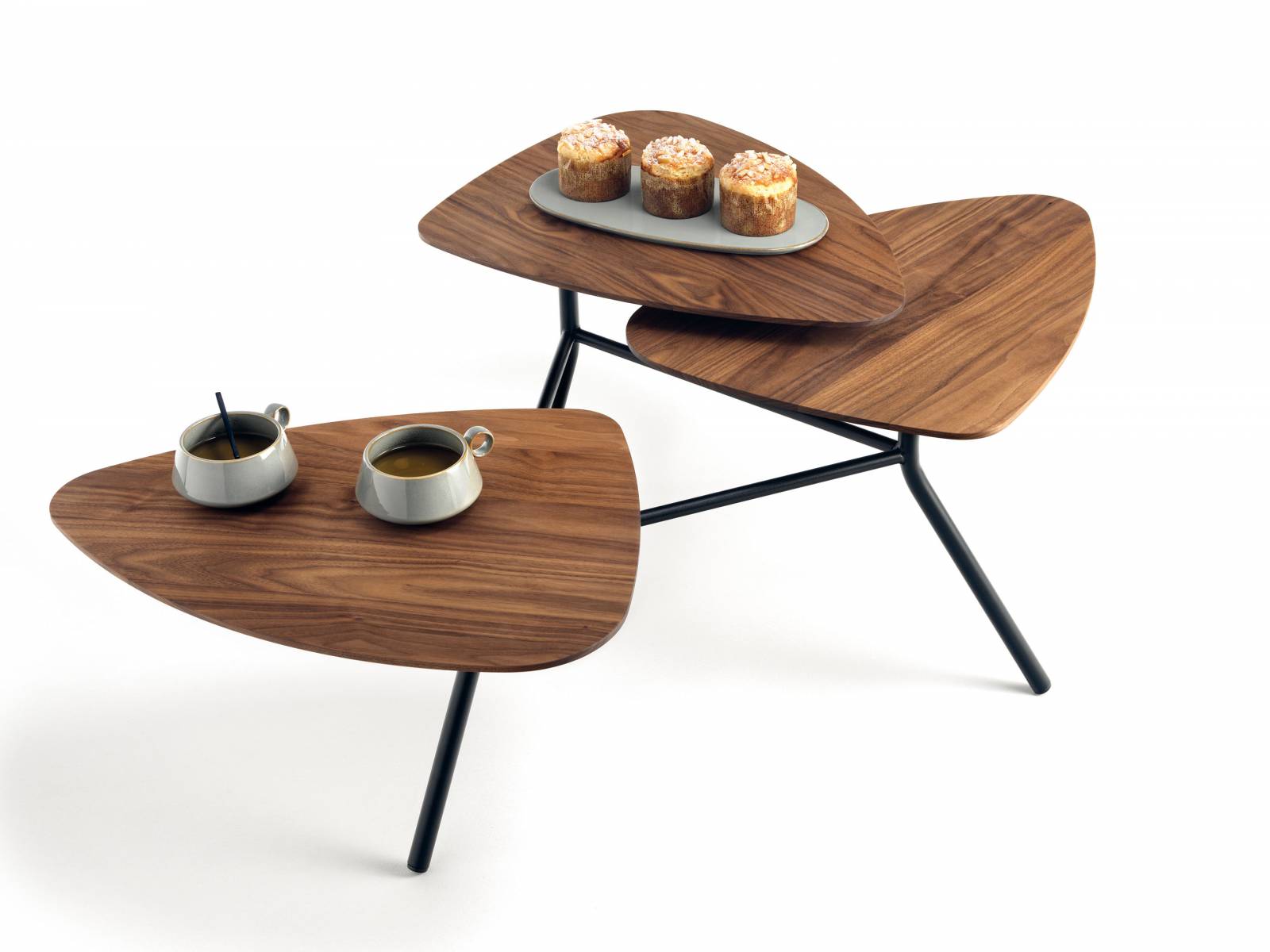 Erinnert an eine zarte Knospe, die den Frühling begrüsst: Bei Bedarf lassen sich die drei Platten des Salontischs «63» wie Blütenblätter auseinander drehen und bieten dadurch nicht nur Ablagefläche. Der filigrane Beistelltisch aus amerikanischem Nussholz und einem schwarzen Stahlgestell ist zudem hübsch anzuschauen. Klybeck.