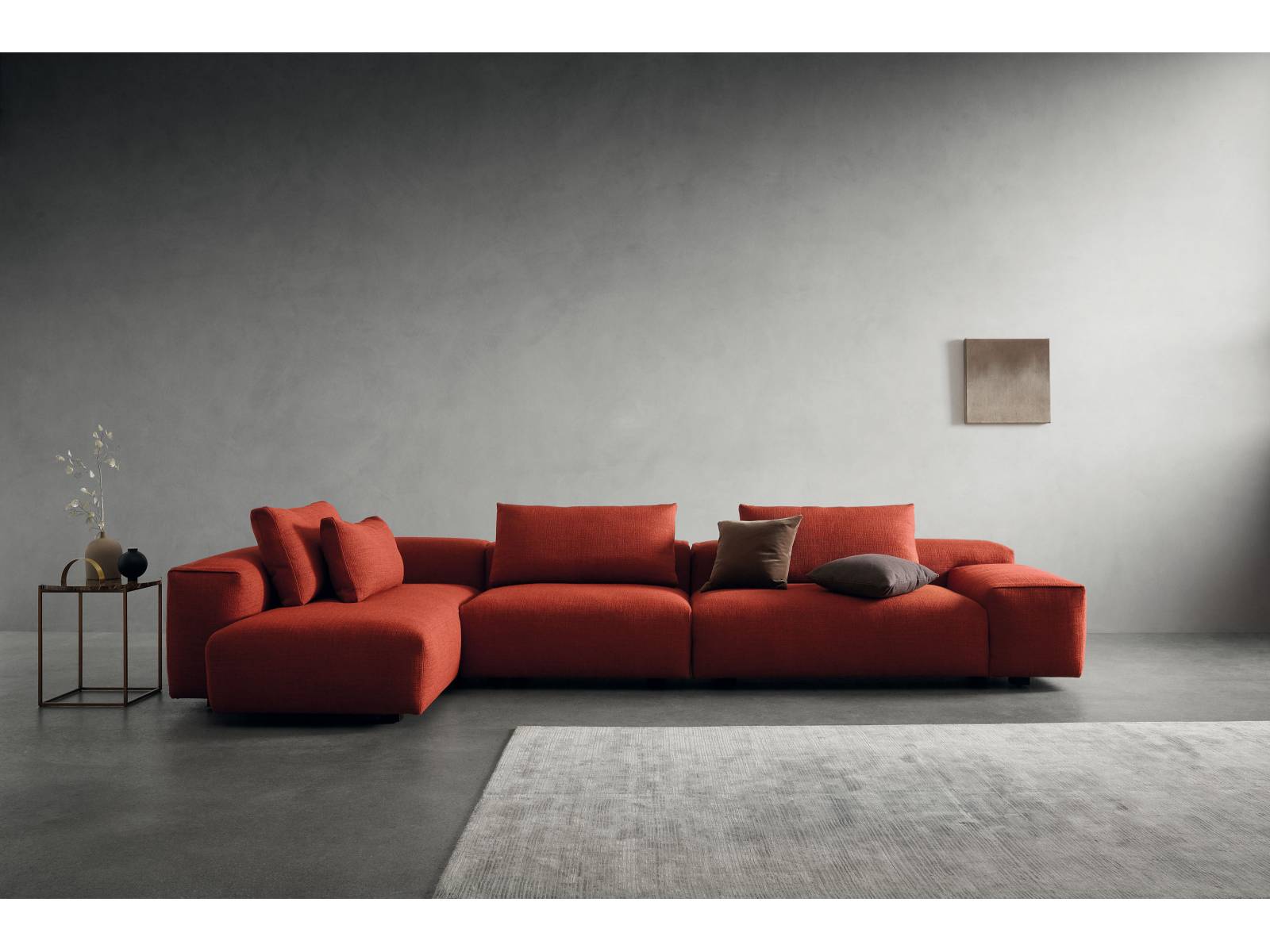 Taten sagen mehr als Worte. Also – reinsetzen und wohlfühlen, denn nur so lässt sich «Raft», das komfortable, weich gepolsterte Sofa des dänischen Designstudios 365° North am besten erleben. Die voluminösen Polster der asymmetrisch angeordneten Elemente sorgen für Entspannung und fügen sich harmonisch in jeden Raum ein. Erhältlich in verschiedenen Farben und Grössen. Wendelbo.