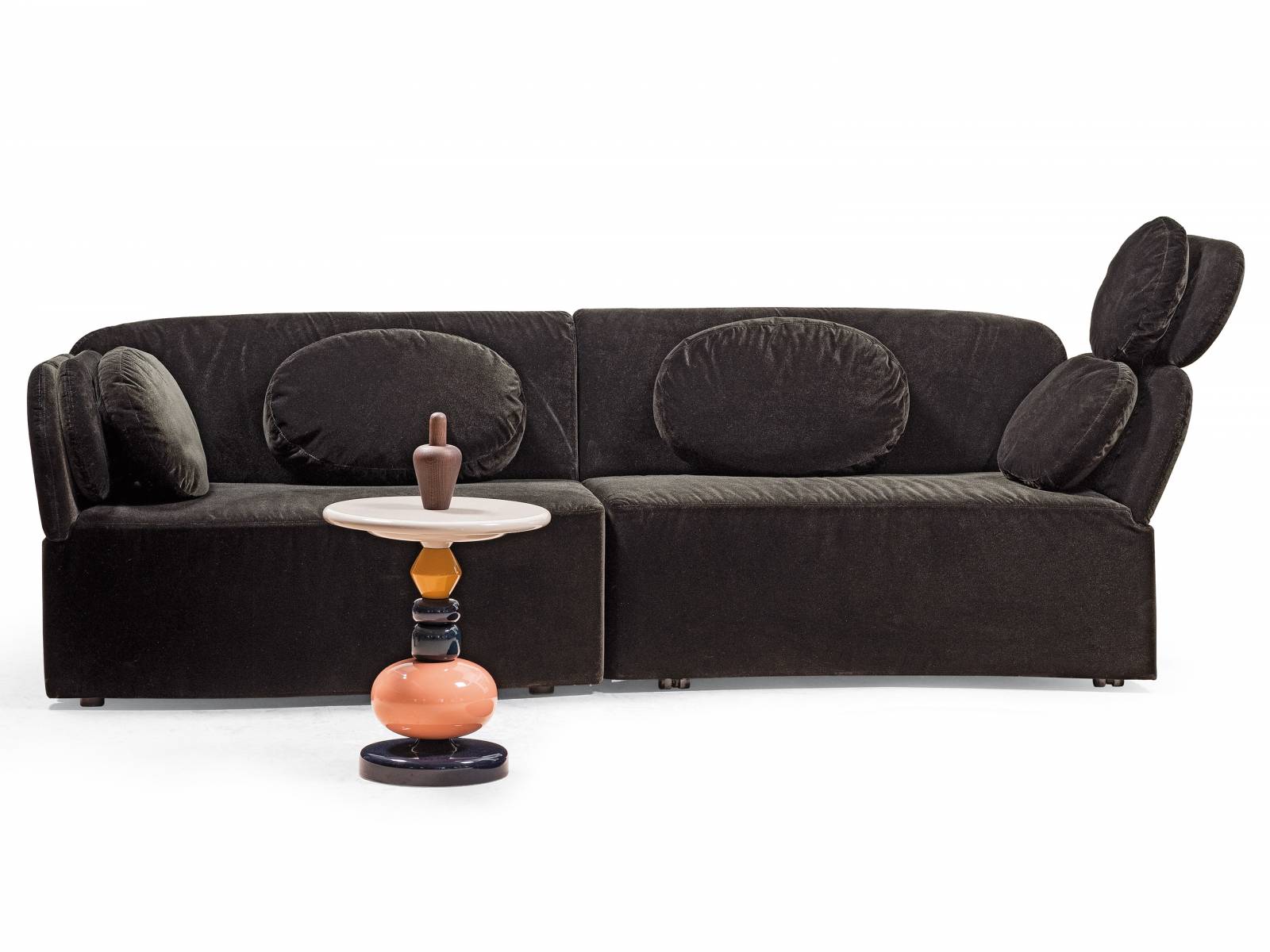 «Floret Glory» ist genauso gemütlich, wie es aussieht: Gehüllt in hochwertiges, handschuhweiches Leder, verspricht das Sofa dank komfortabler Polsterung und raffinierter Rücken- beziehungsweise Armlehnen Entspannung pur. Ovale Kissen setzen einen zusätzlichen Akzent. Brühl.