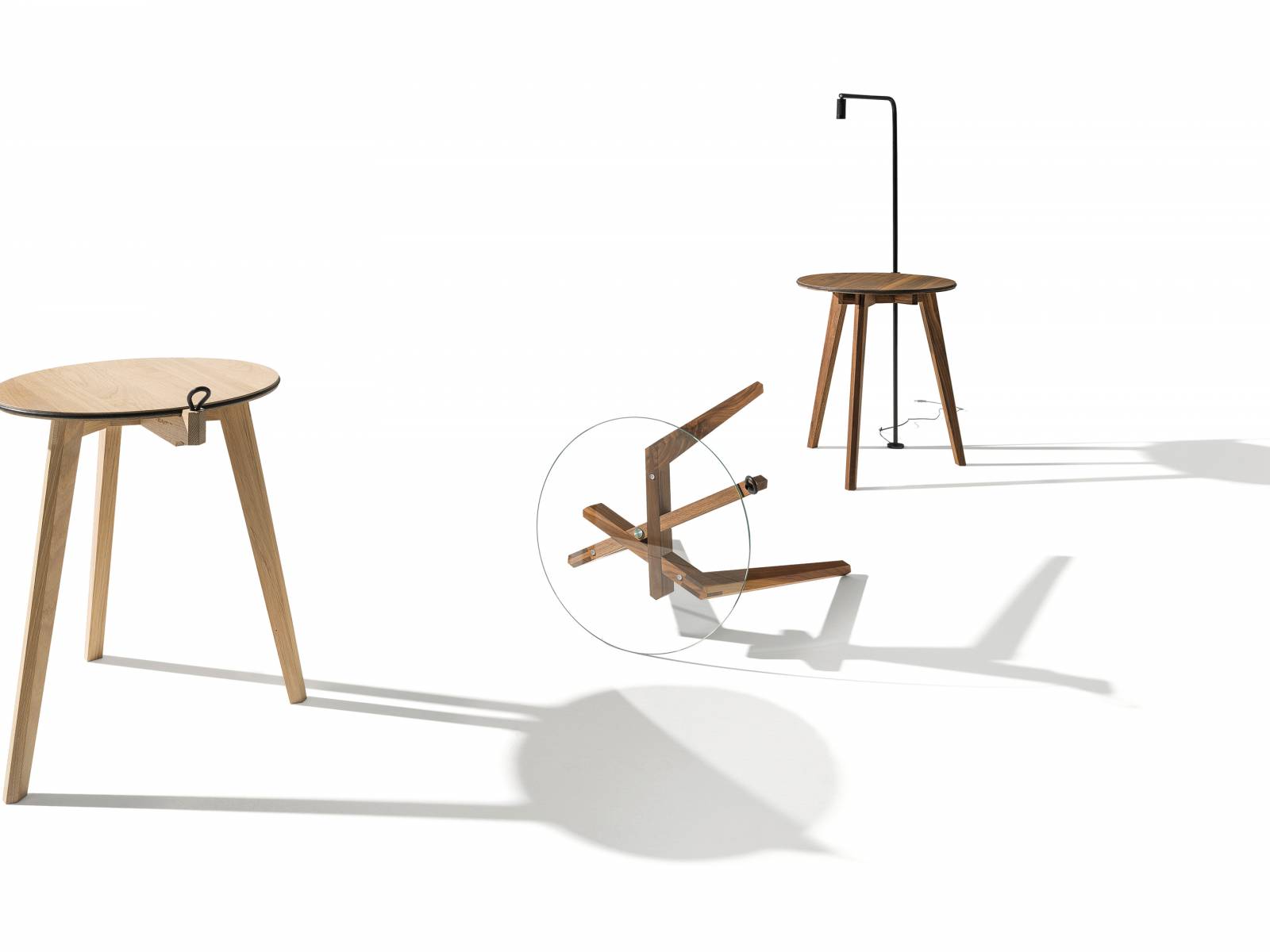 Beistelltisch «Hi!» von Sebastian Desch wird jedem Anspruch gerecht – sei es als Büchertisch mit LED-Beleuchtung oder als praktische Ablage samt Schuhlöffelhalterung. Aus Naturholz mit Lederkeder als Kantenschutz oder mit Tischplatte aus Glas. Team 7.