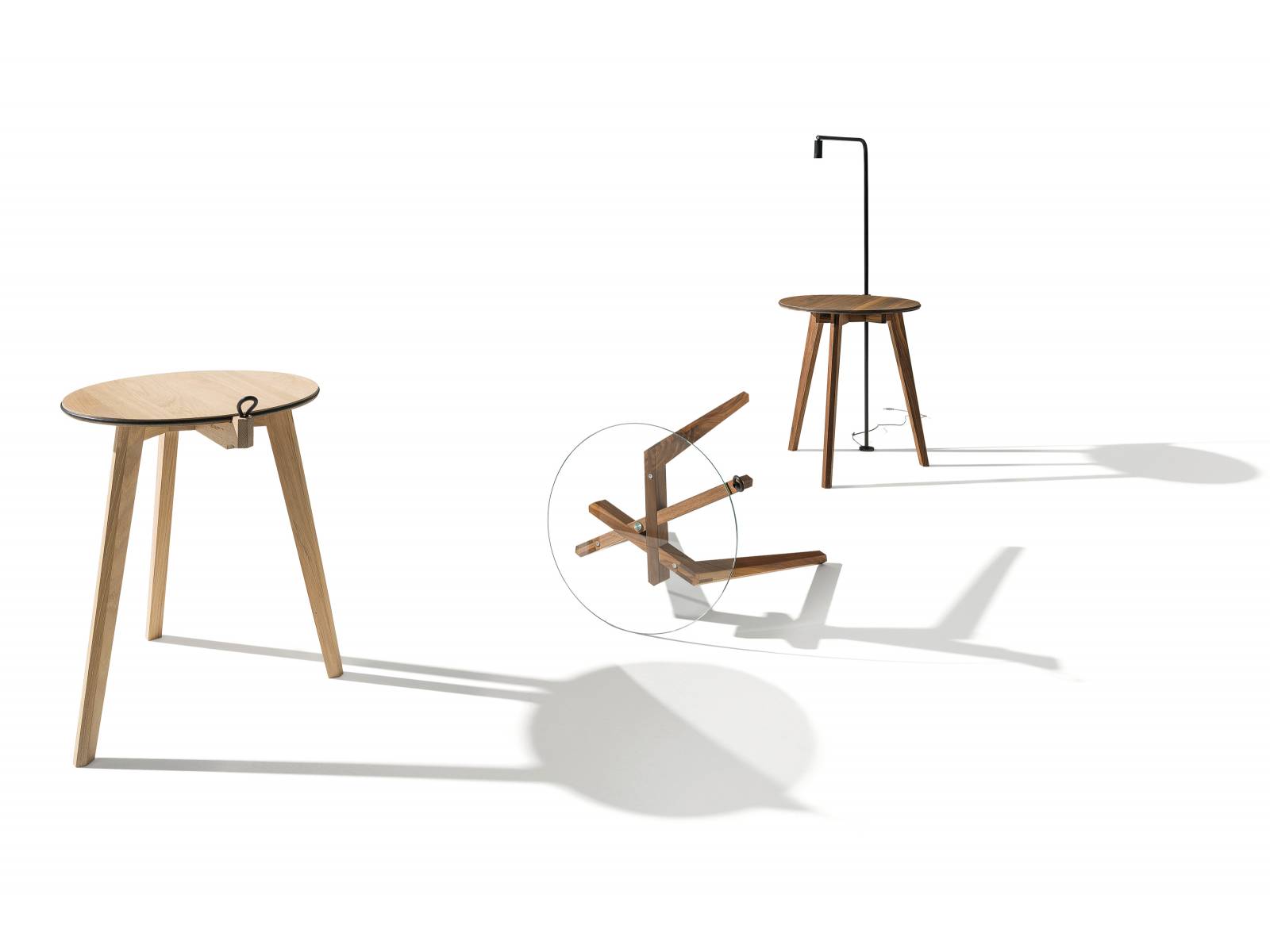 Beistelltisch «Hi!» von Sebastian Desch wird jedem Anspruch gerecht – sei es als Büchertisch mit LED-Beleuchtung oder als praktische Ablage samt Schuhlöffelhalterung. Aus Naturholz mit Lederkeder als Kantenschutz oder mit Tischplatte aus Glas. Team 7.