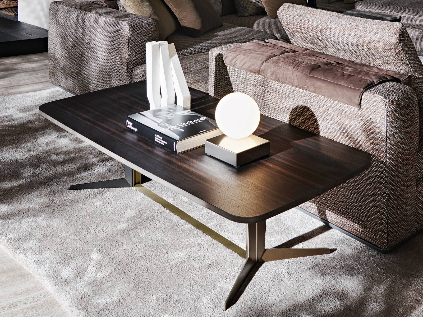 Von rund bis (drei-)eckig: Die Tischplatten der Kollektion «Attico» gibt es in ganz unterschiedlichen Formen und Grössen. Gemein ist allen Varianten der edle Fuss mit den abgerundeten Ecken, ein spezielles Merkmal des Mailänder Designer Nicola Gallizia. Molteni.