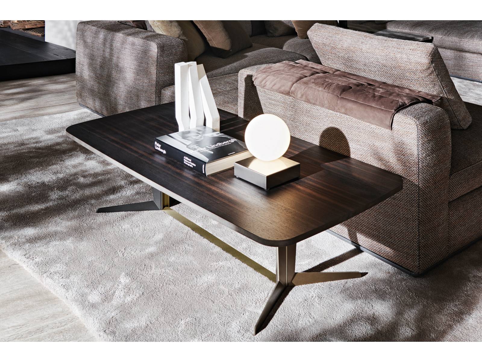 Von rund bis (drei-)eckig: Die Tischplatten der Kollektion «Attico» gibt es in ganz unterschiedlichen Formen und Grössen. Gemein ist allen Varianten der edle Fuss mit den abgerundeten Ecken, ein spezielles Merkmal des Mailänder Designer Nicola Gallizia. Molteni.