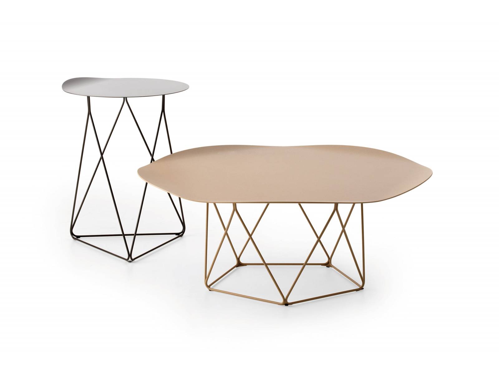 Kleine Unterschiede im Detail zeichnen die Serie «Coda» aus: Das fünfeckige Untergestell des Couchtisches hat beim Beistelltisch nur drei Ecken. Beide Tische sind in vielen Farben erhältlich. Design: Pascal Bosetti. Leolux.