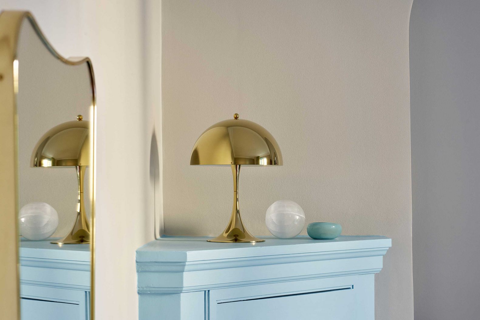 Verner Panton hat als einer der einflussreichsten Möbeldesigner und Innenarchitekten des 20. Jahrhunderts zahlreiche ikonische Designs hervorgebracht. Darunter auch die «Panthella» Tischleuchte, die anlässlich des 50. Jubiläums des dänischen Leuchtenherstellers mit metallisierter Messingoberfläche erhältlich ist. Louis Poulsen.