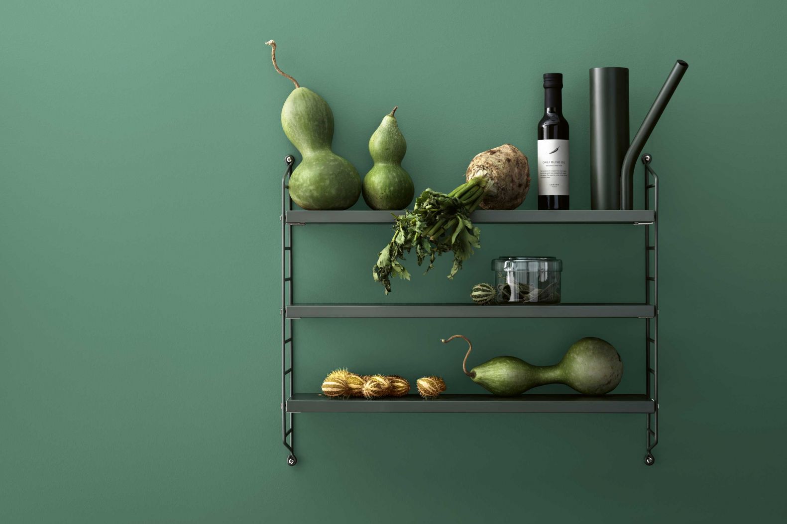 Das kleinste Regal in der Produktpalette des dänischen Herstellers ist für seine farbenfrohen Ausführungen bekannt. Und so kommt das «String Pocket» in diesem Jahr in einem eleganten, von der Natur inspirierten, Graugrün daher. Der Farbton harmoniert mit den Nuancen der aktuellen Kollektion, so dass mehrere Regale beliebig miteinander kombiniert werden können, sei es in vertikaler oder horizontaler Ausrichtung. String Furniture.