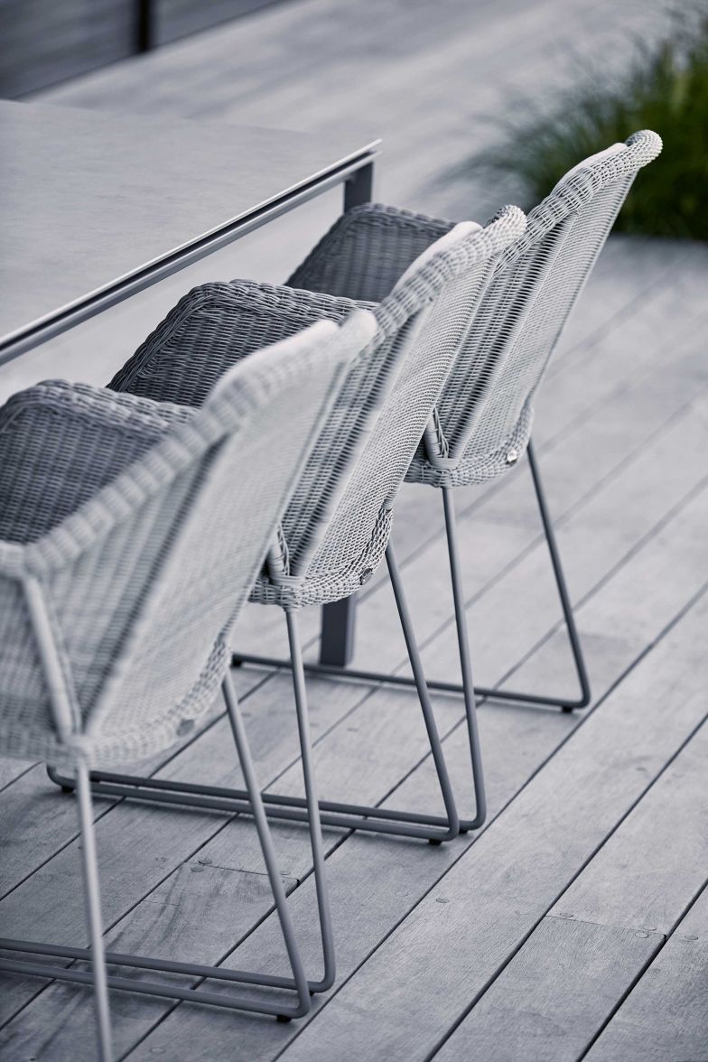 «Breeze» erinnert mit seinem Flechtwerk und dem filigranen Gestell rein optisch an die typischen Rattanstühle der 1960er-Jahre, doch der Unterschied zu damals könnte nicht grösser sein: Denn dank der speziellen, handgeflochtenen Cane-line-Faser ist der Gartenstuhl witterungsbeständig und kann das ganze Jahr über draussen stehen bleiben. Design: Strand+Hvass. Cane-line.