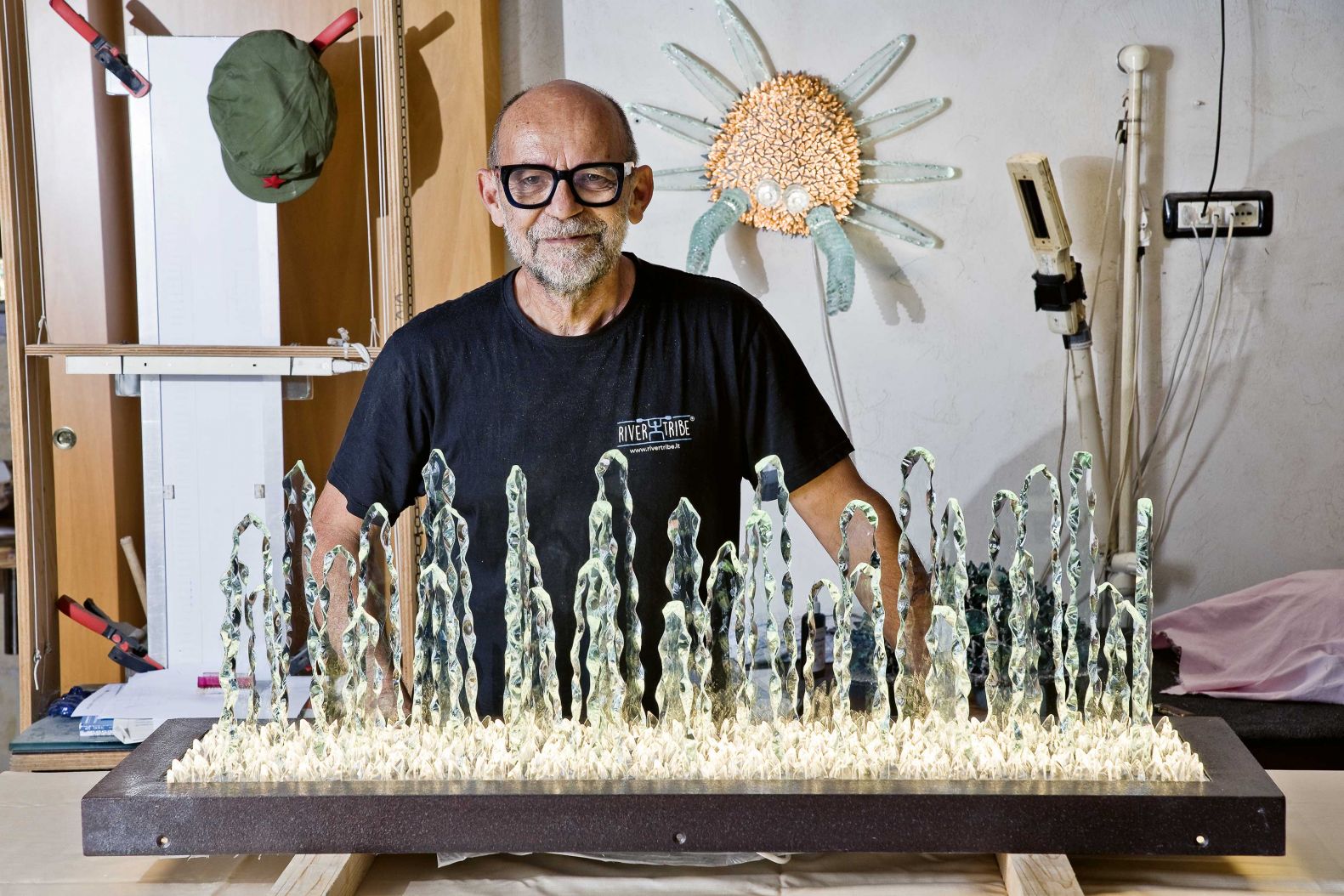 Seit 25 Jahren entwirft der Lichtdesigner und Künstler Peppino Campanella in Polignano a Mare einzigartige Leuchten aus farbigen Glasscherben. Da flirren Libellen an der Wand, präsentieren Schildkröten ihre wunderbaren Panzer und kleine Krabben leuchten im Dunkeln. Die Unikate entstehen in wochenlanger Handarbeit. Die Terrasse am hinteren Ende des Lofts bietet einen unvergleichlichen Blick auf das Meer und die auf einem Karstplateau gelegene Altstadt. Via Conversano 9, Polignano a Mare, peppinocampanella.it