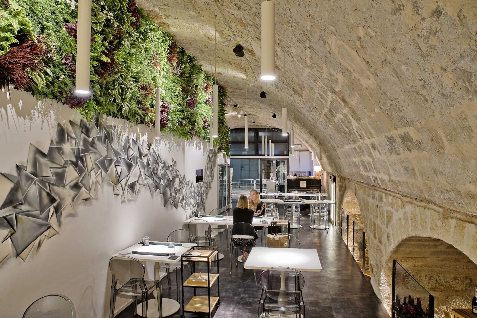 Wer auf Sterne-Niveau speisen möchte, sollte unbedingt einen Tisch bei Luca Trabalzini reservieren. Nur vierzehn Gäste haben in dem Restaurant «Pentole e Provette» in einer kleinen Seitenstrasse im Zentrum von Fasano Platz. Serviert werden traumhafte Fusion-Menus, die ganz besondere Geschmackserlebnisse garantieren. Die Molekularküche des Franzosen Hervé This, ein vierjähriger Aufenthalt Lucas in Australien und die traditionelle apulische Küche sind die Grundlagen für das aussergewöhnliche Restaurant-Konzept. Hingehen! Via Musco 37, Fasano, ristorante-pentole-e-provette.eatbu.com