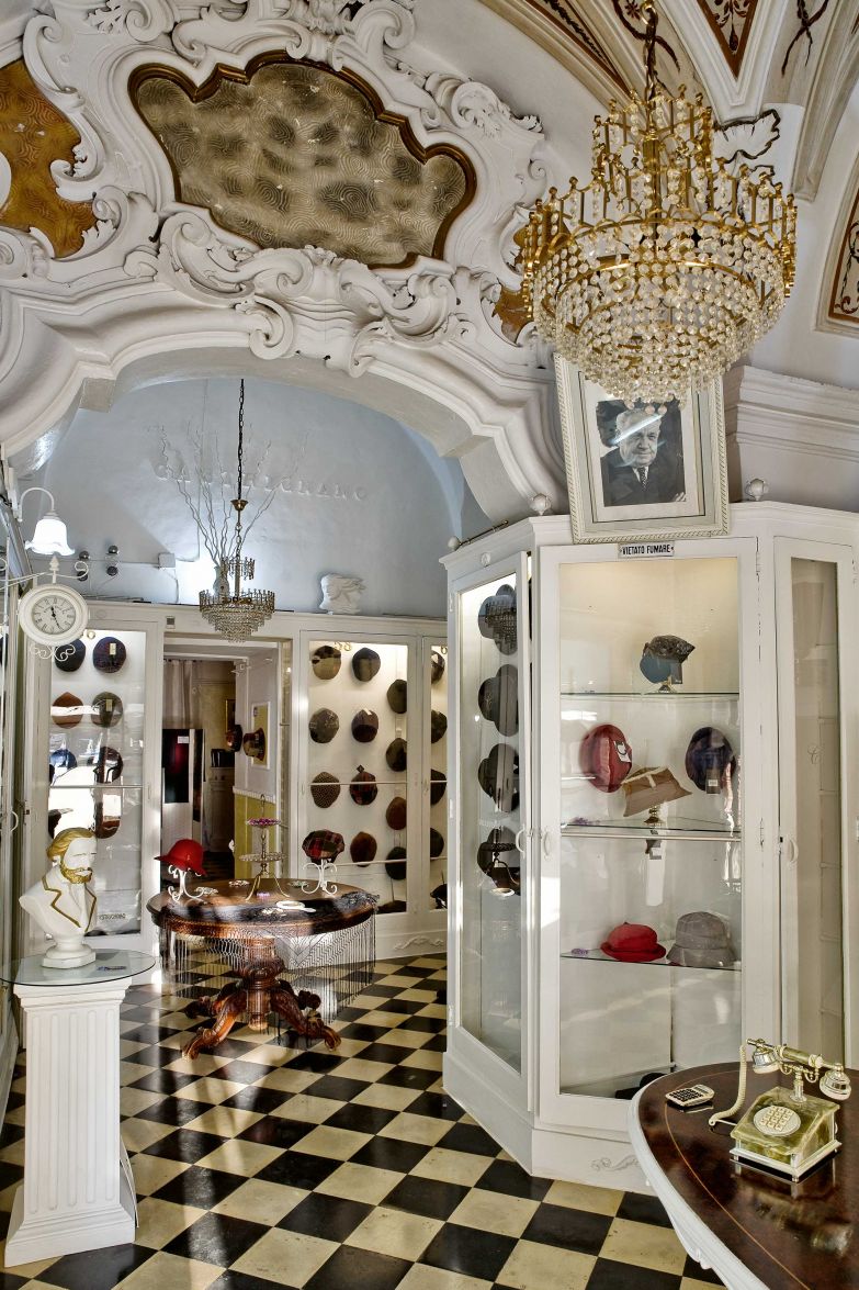 Sie sind auf der Suche nach einem fein geflochtenen Panama-Hut oder einer frechen Schirmmütze im Vintage-Look? Seit 1923 ist das traditionelle Geschäft in Monopoli im Besitz der Familie Castrignano. Dort finden Sie fast ausschliesslich italienische Marken wie Borsalino, Doria oder Petracci. Allein die historische Ladenzeile der «Castrignano Cappelleria dal 1923» ist einen Besuch wert. Largo Plebiscito 11, Monopoli