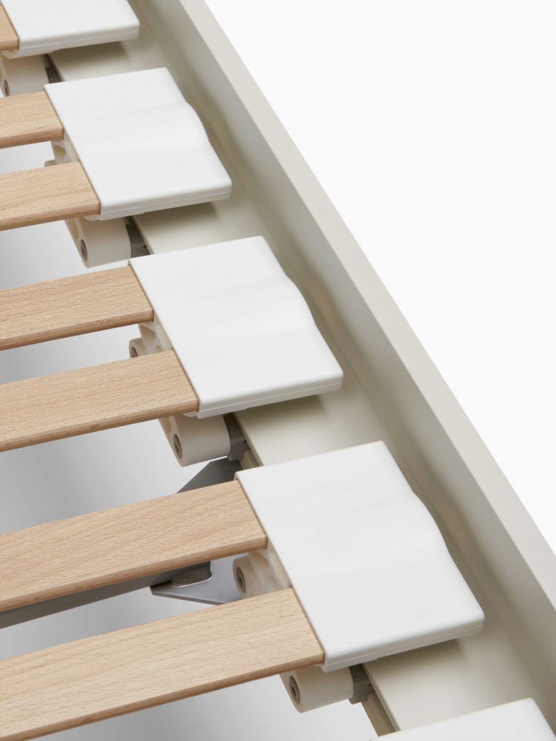 Wie aus einem Guss: Der Aluminiumbettrahmen mit integriertem «Flex» für ergonomischen Schlafkomfort. Foto: Studio Willen.