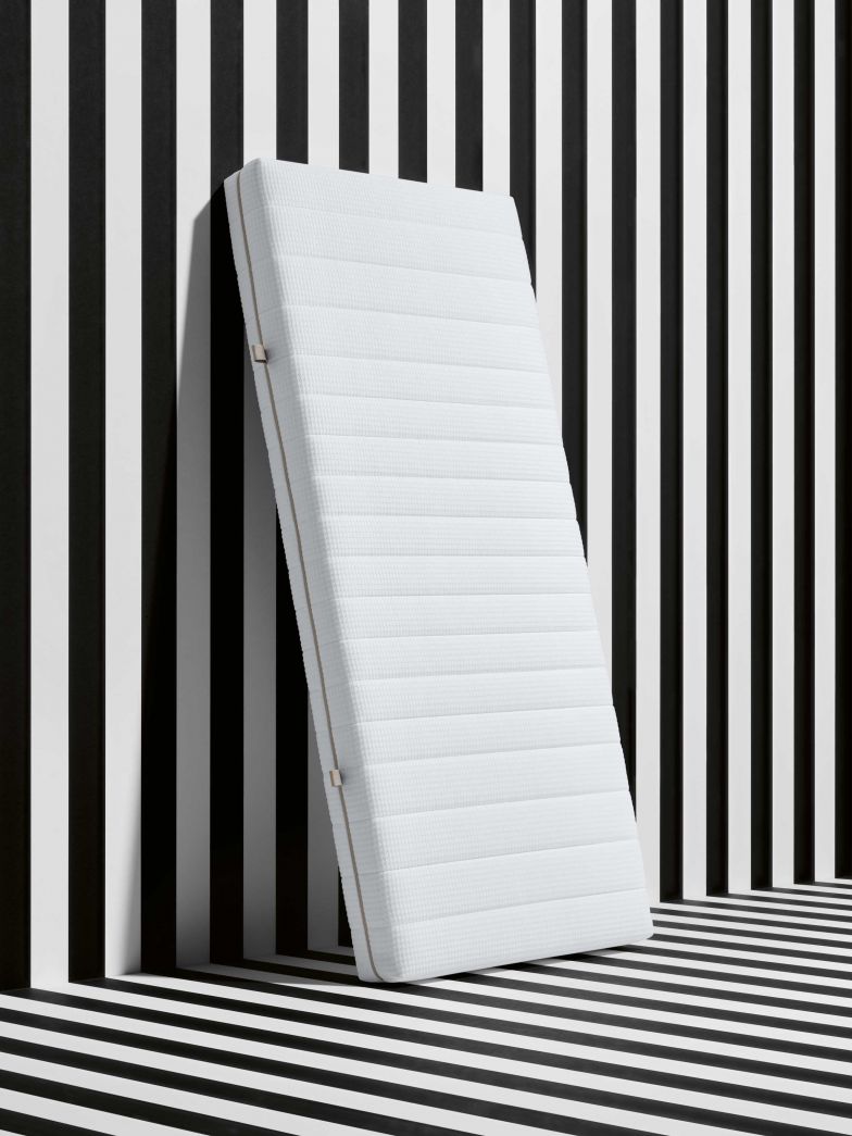 Zum Flexbett «Aluma» passt idealerweise eine Matratze aus der «Day’n’Night»-Linie. Weil sie aufgrund ihrer zeitgemässen Dimensionen und der leichten Bauweise die Proportionen des Betts unterstreicht. Foto: Studio Willen.