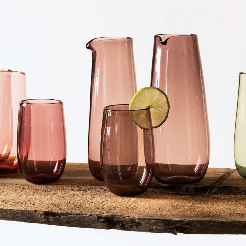 Die mundgeblasene Karaffe «Pearl», zu der es auch die passenden Trinkgläser gibt, ist so elegant und vollendet, dass sie selbst ungefüllt ein schöner Anblick ist. Zur Auswahl stehen verschiedene transparente Farbtöne. HOFF GLAS.