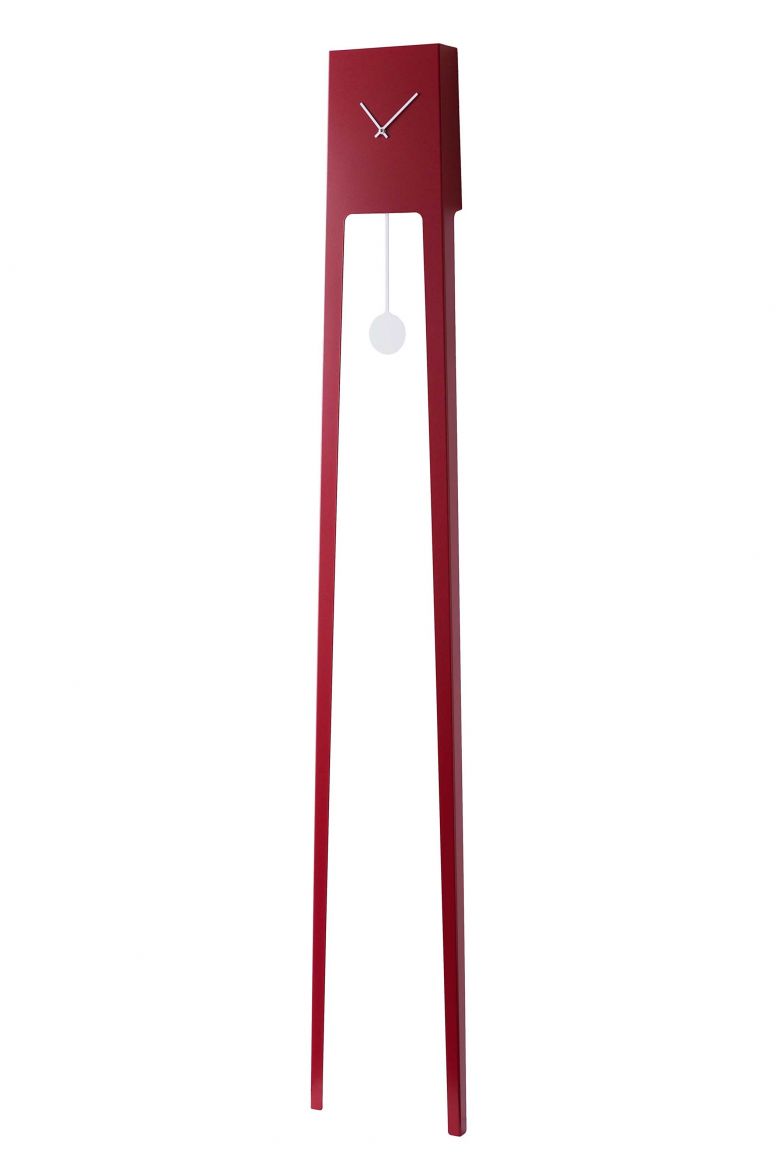 Der Anblick der markanten Pendeluhr «Tiuku», die so elegant und stelzenartig an der Wand lehnt, könnte fast schon darüber hinwegtrösten, dass sie uns täglich daran erinnert, wann wir aufstehen müssen. Aus pulverbeschichtetem Stahl. Design: Ari Kanerva. COVO.