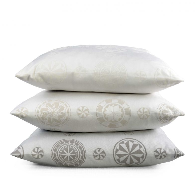 «Sgraffito» nennt sich das Kunsthandwerk, das die typischen Engadinerhäuser ziert und zum unverwechselbaren Charme eines Bündner Dorfbildes beiträgt. Nun zieren die hübschen Ornamente und geometrischen Formen auch diverse Heimtextilien, darunter Servietten, Tischläufer oder diese Kissenbezüge aus Satin-Stoff, gefertigt aus Baumwolle. TISCA.