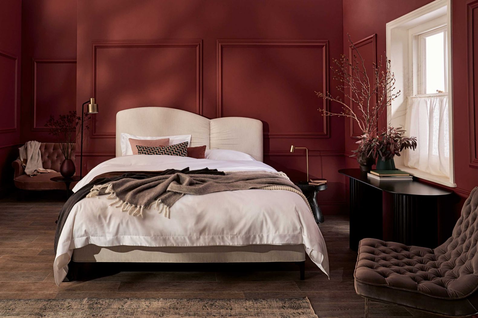 Neben ihren handgefertigten Boxspring-Systemen, deren Unterfederung auf die Anatomie des Körpers abgestimmt wird und optimale Stützkraft bietet, ist die britische Manufaktur vor allem bekannt dafür, Betten nach Wunsch zu fertigen. Zur Auswahl stehen neben Matratzen wie «Sublime Superb» auch Headboards wie das asymmetrische «Kew» von Phoebe Leader, das in vielzähligen Bezugsmaterialien und Farben erhältlich ist. VISPRING.