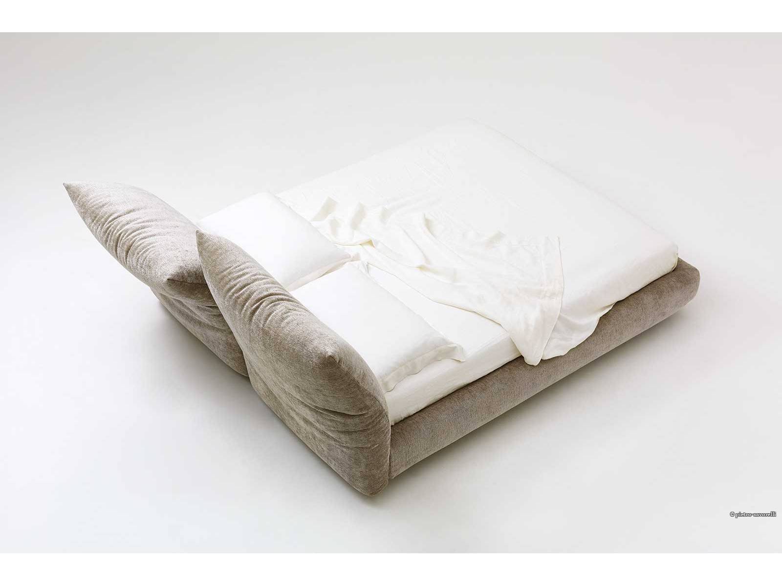 «Stand By Me» gilt als moderner Klassiker. Zwei formbare Kissen prägen das Kopfteil und verstärken die weiche Polsterung, die die ­gesamte Struktur umhüllt. Grosszügige Volumen und dicke Bezüge geben dem Bett eine unverwechselbare Präsenz. Mit schlichten Linien und ­ausladenden Proportionen verkörpert es zeitlose Eleganz und Komfort. EDRA.