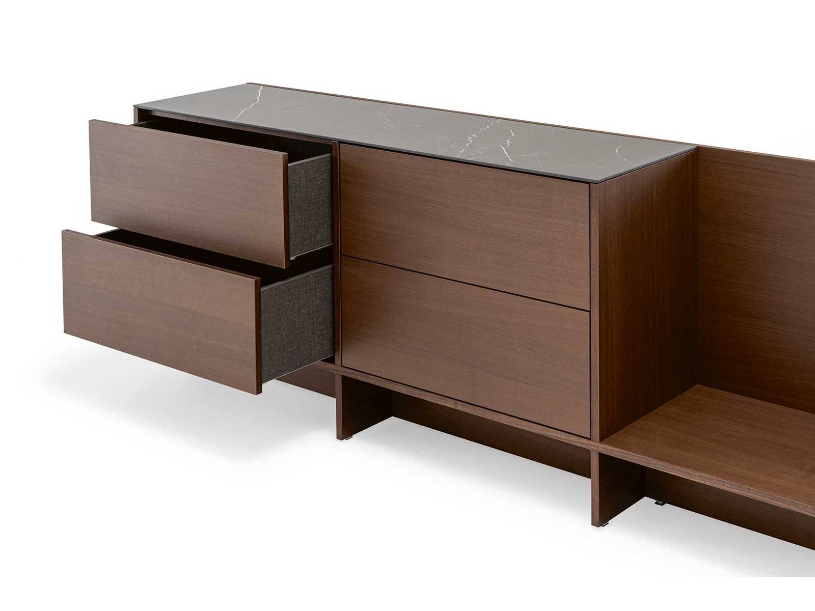 Mit «Scene» entwirft Sebastian Herkner ein Sideboard, das im Schlaf­zimmer nicht nur Stauraum bietet, sondern Geschichten erzählt. ­Asymmetrische Ebenen und Öffnungen schaffen Orte, an ­denen Erinnerungen sichtbar bleiben dürfen, während anderes diskret verschwindet. LIGNE ROSET.