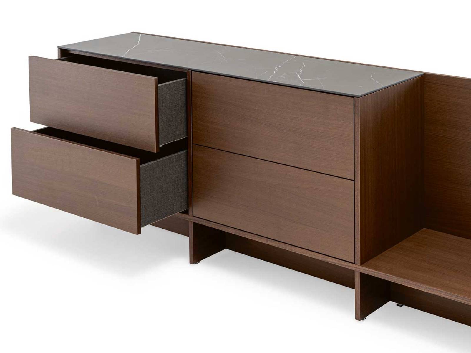 Mit «Scene» entwirft Sebastian Herkner ein Sideboard, das im Schlaf­zimmer nicht nur Stauraum bietet, sondern Geschichten erzählt. ­Asymmetrische Ebenen und Öffnungen schaffen Orte, an ­denen Erinnerungen sichtbar bleiben dürfen, während anderes diskret verschwindet. LIGNE ROSET.