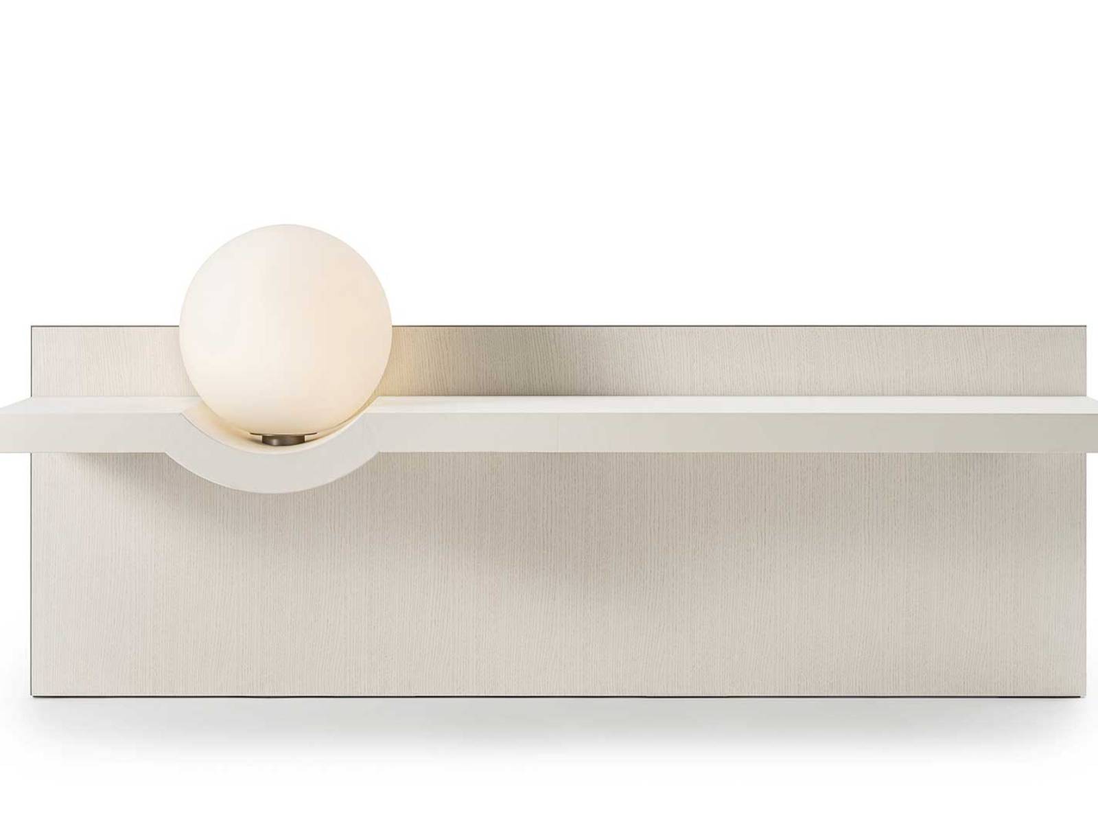 «Stresa» ist eine Wandkonsole mit Lederablage und opaliner Glasleuchte – eine stilvolle Lösung als Schminktisch oder Wandregal im Schlafzimmer. Es gibt sie auch als Variante mit verspiegelter Rückwand. GALOTTI&RADICE.