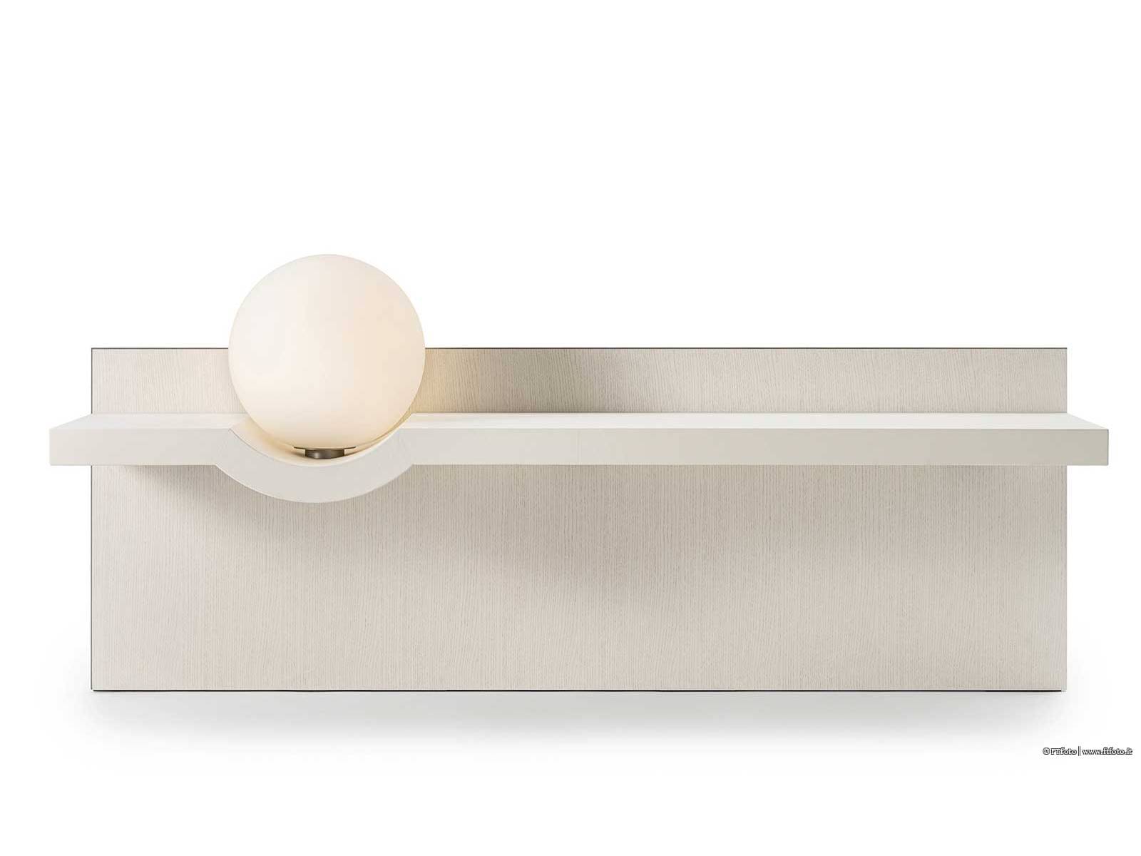 «Stresa» ist eine Wandkonsole mit Lederablage und opaliner Glasleuchte – eine stilvolle Lösung als Schminktisch oder Wandregal im Schlafzimmer. Es gibt sie auch als Variante mit verspiegelter Rückwand. GALOTTI&amp;RADICE.