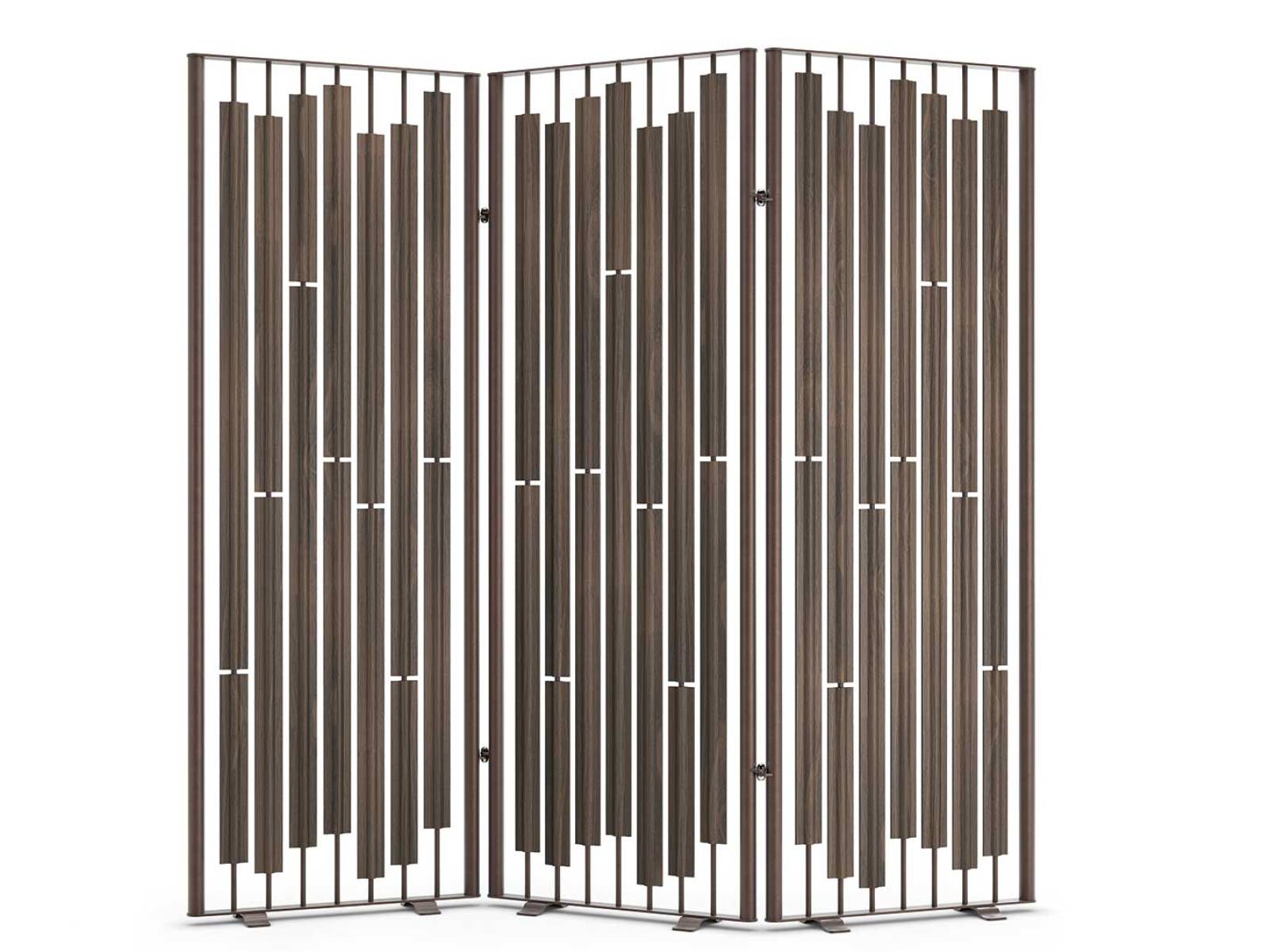 «Privé» ist ein filigraner Raumtrenner, der Durchlässigkeit und Abschirmung vereint. Die feine Metallstruktur rahmt modulare Holzelemente, durch die das Licht sanft strömt. Das dynamische Spiel von Schatten und Transparenz erzeugt subtile Zonierungen und lenkt den Blick, ohne ihn zu ­verschliessen. CATTELAN ITALIA.