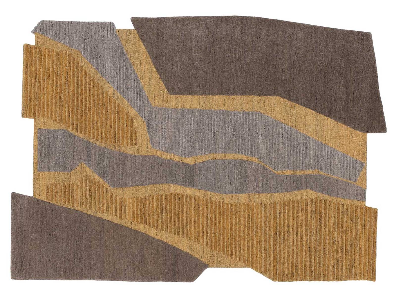 Der Teppich «Brüggler» von Christoph Hefti vermittelt traditionelle Handwerkskunst in modernem Gewand. Geometrische Formen und unterschiedlich strukturierte Flächen erzeugen ein spürbares Spiel aus Textur und Material, das zugleich reduziert wirkt und eine warme, behagliche Ausstrahlung im Raum schafft. PFISTER.