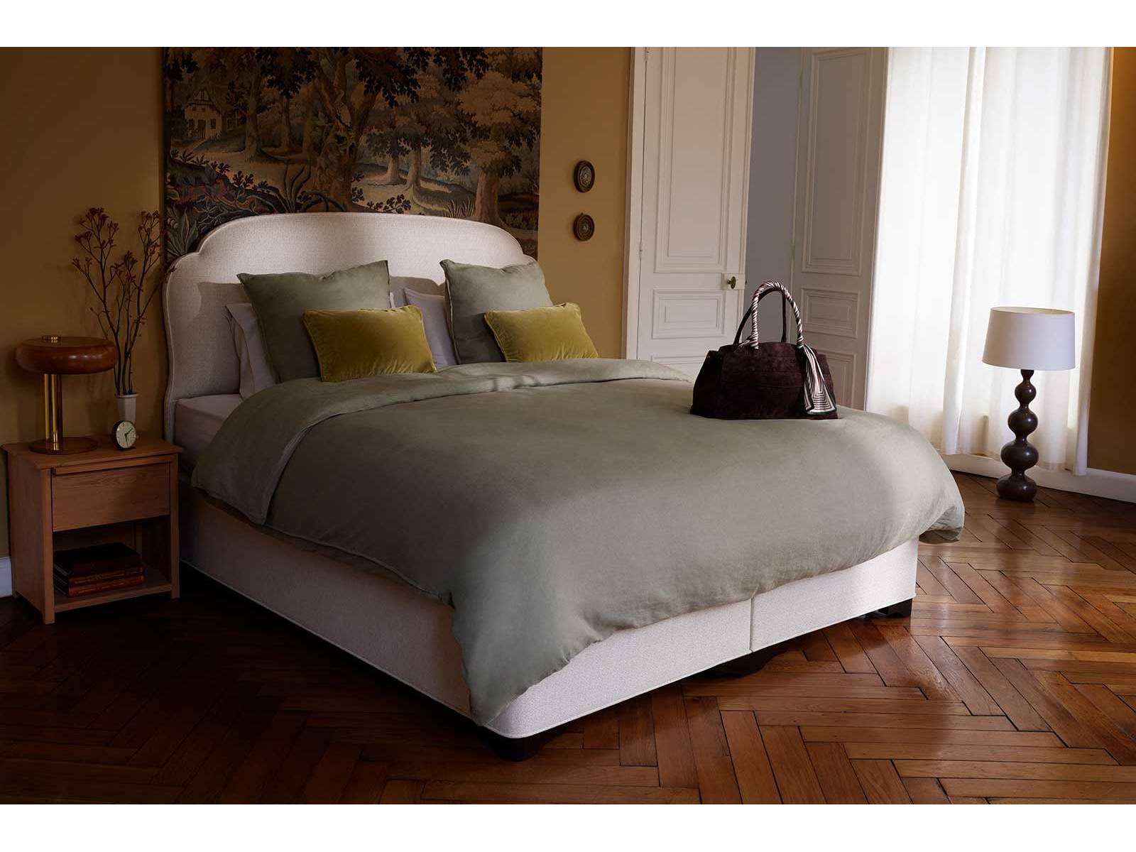 Die «Classic Collection» des britischen ­Herstellers verbindet Handwerk und Ästhetik für ein ­Schlafzimmer, das Geborgenheit und Eleganz ausstrahlt. VISPRING.