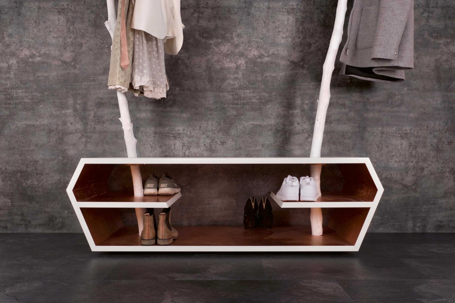 Unglaubliche 26 Paar Schuhe finden in der Garderobe «Hexagon» Platz. Ihr Macher ist in Baden zuhause und lebt dort seine Passion für Möbeldesign und abstrakte Kunst. Wie es ihm gelingt, beide Leidenschaften zusammenzuführen, sollte man sich auf seiner Webseite genauer anschauen. Fabian Bolliger.