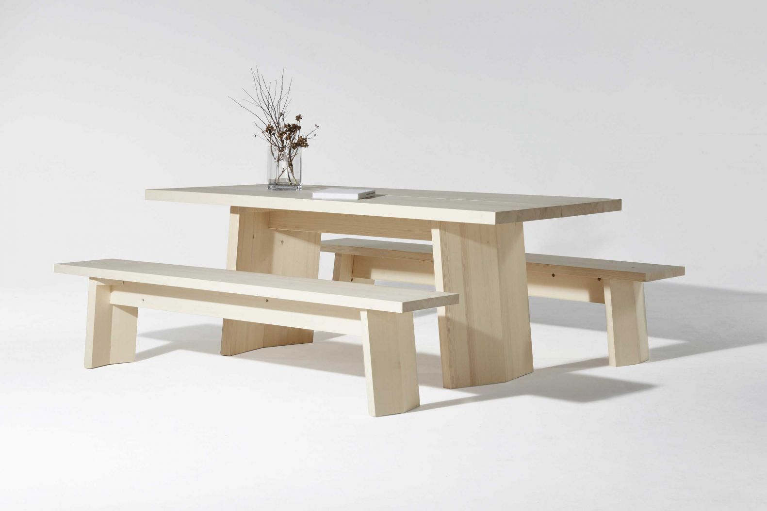 Dass Holz nicht gleich Holz ist, kann man an «Mazel» sehen. Die Fichten für die Sitzgruppe werden im Vallée de Joux geschlagen, wo sie wegen des eher kalten Klimas langsam wachsen und somit eine sehr feine, regelmässige Holzmaserung aufweisen. Um die Kosten zu senken, werden Tisch, Bank und Hocker in einem Flatpack-System angeboten und direkt von der Tischlerei verschickt. Fabien Roy Studio.