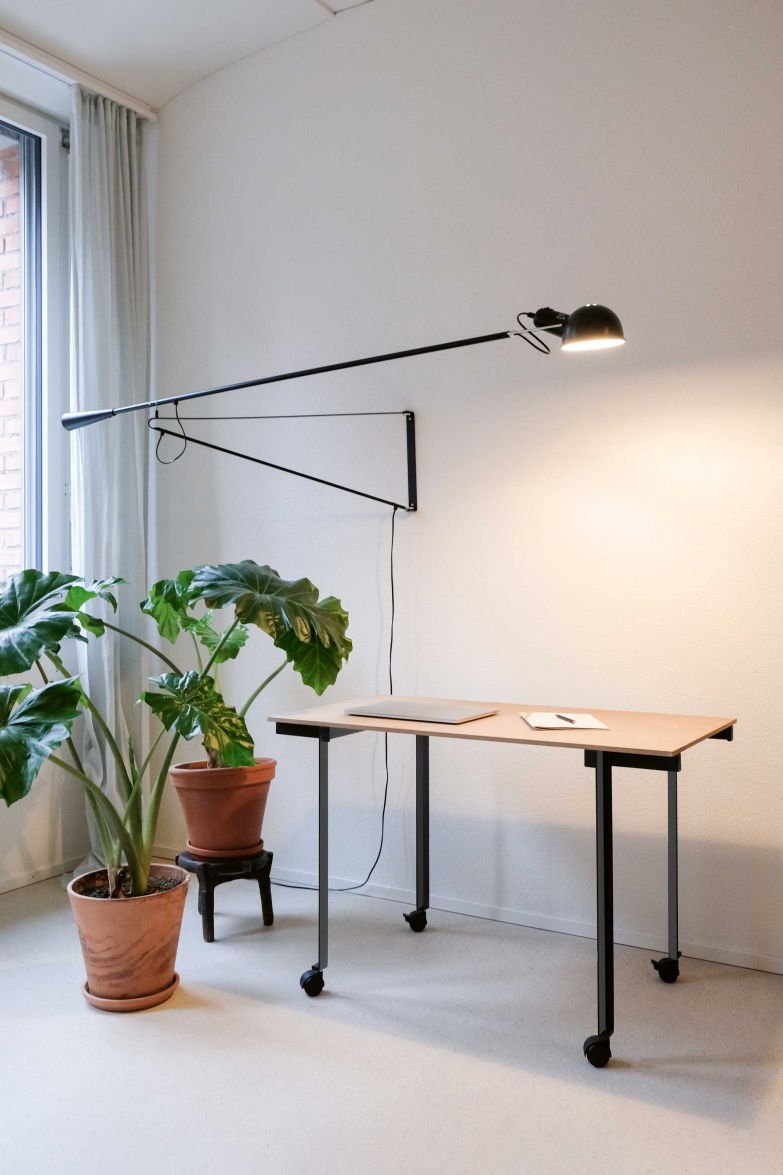 _Schreibtisch «Serif» ist ein filigranes, mobiles Möbel, das trotzdem mit grosser Stabilität überzeugt. Das Zürcher Label, das erst kürzlich in einen Showroom im Freilager gezogen ist, wurde vor nunmehr fünf Jahren von Felix Krütli und Blanca Huss gegründet. Alle Möbel sind handgefertigte Einzelstücke. Pan Mobili.