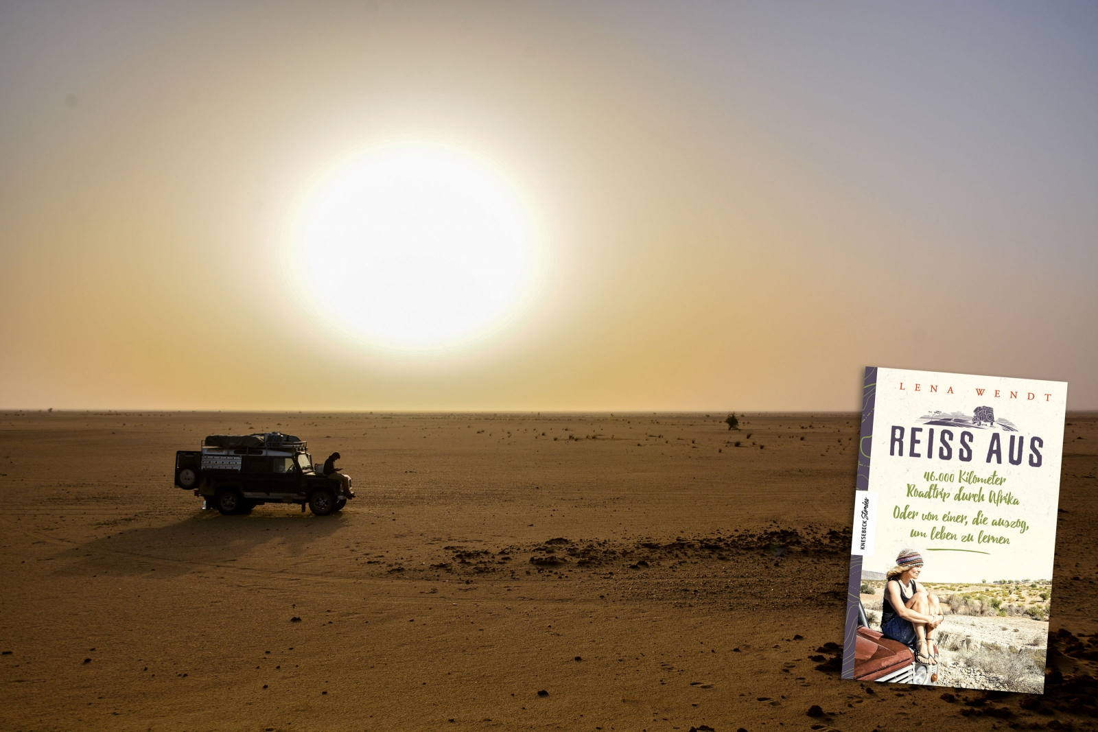 Es hätte eine Reise von Hamburg nach Südafrika werden sollen, um den Kontinent zu entdecken und sich dabei selbst wiederzufinden. Ein halbes Jahr Auszeit war geplant, mehr nicht. Doch in Südafrika kamen die beiden Abenteuerlustigen nie an. Dafür reisten Lena und Ulli zwei Jahre lang in einem alten Land Rover und einem 40 Jahre alten Dachzelt durch Westafrika. Ihr Buch «Reiss aus» dokumentiert das packende Abenteuer. Knesebeck Verlag. 
