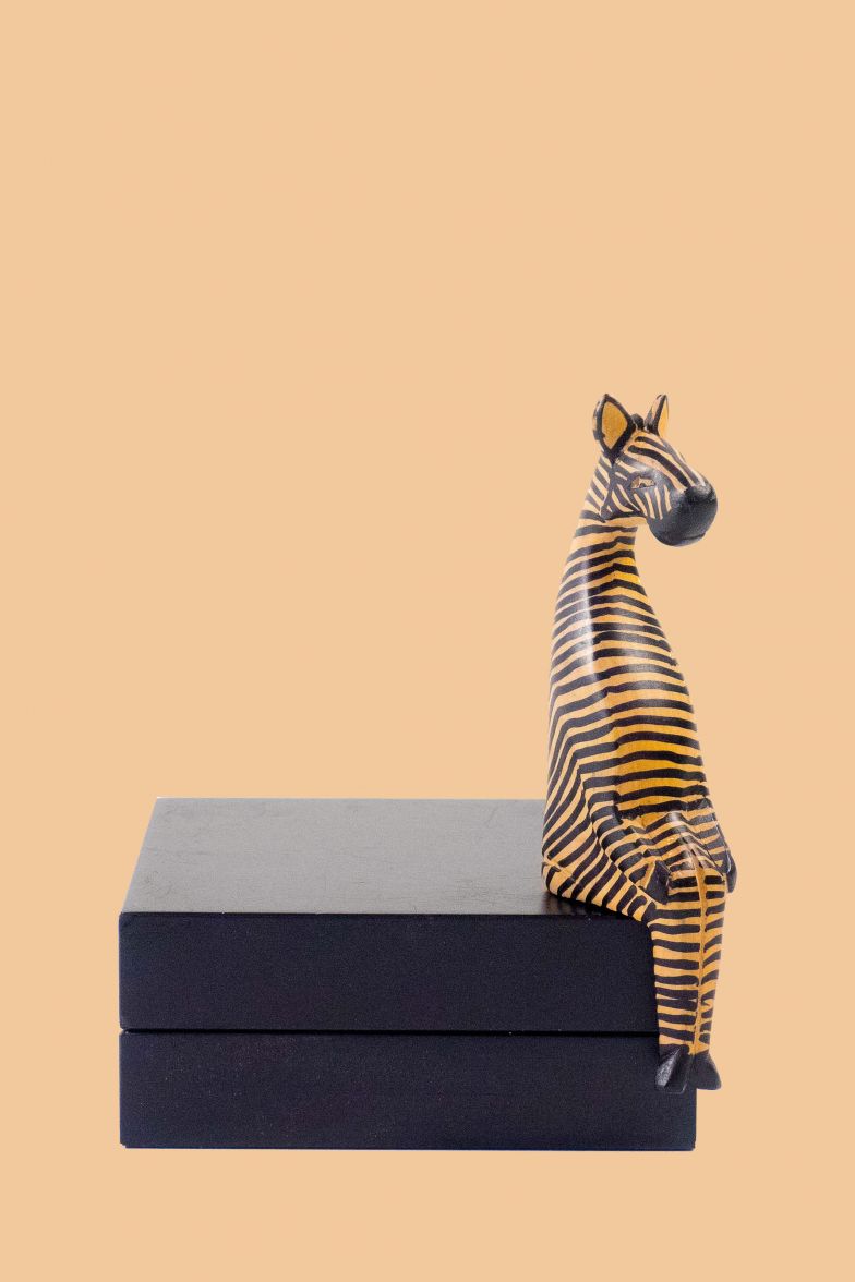 Ob als Mitbringsel oder eigenes Reiseandenken – es gibt doch nichts Schöneres, als etwas aus dem Urlaub mitzubringen. Gut, über die Notwendigkeit lässt sich streiten, aber mal ehrlich, es bereitet doch einfach nur Freude, beim täglichen Anblick eines kleinen Accessoires an eine erlebnisreiche Reise erinnert zu werden. Im Bild: Kantenhocker «Kenia». A Touch of Africa. 