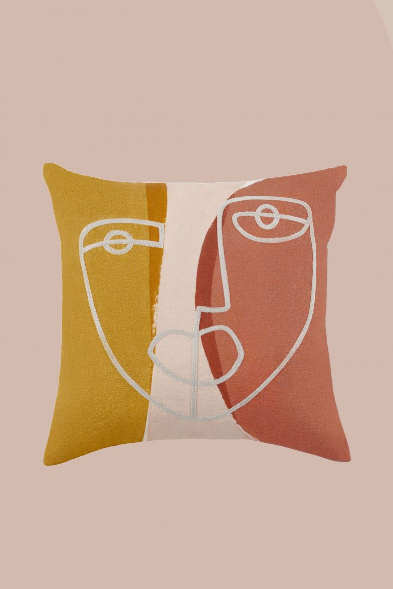 Masken sind in der afrikanischen Kunst weit verbreitet und schaffen über Mythologien und Rituale die Verbindung zur Welt der Ahnen und Götter. Wenn die fröhlich-farbige Maske «Salo» nicht nur unser Kissen ziert, sondern zudem Schutz vor bösen Kräften und Krankheiten bietet, laden wir sie umso lieber ein, Sofa oder Sessel zu verschönern. Made.com. 