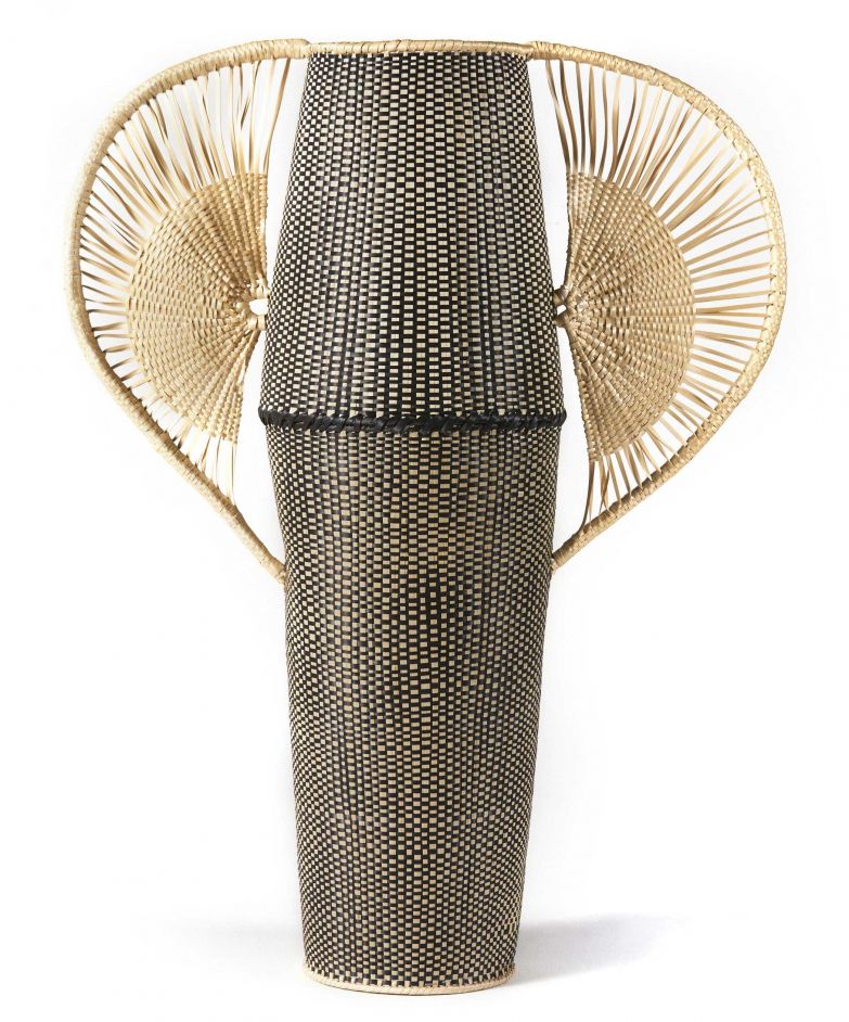 Schön und fair! Entwürfe wie die Vase «Guapi» von Designerin Mae Engeler lässt das Unternehmen von KunsthandwerkerInnen in Kolumbien herstellen, in Handarbeit, aus natürlichen Fasern. AMESLIVING.DE