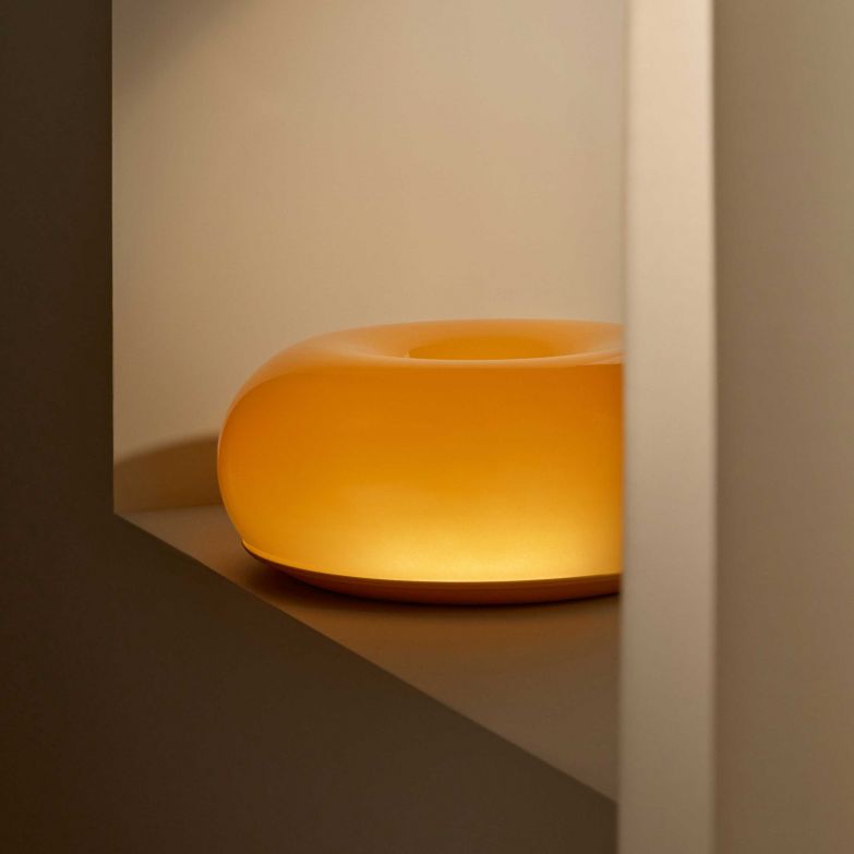 Sabine Marcelis hat für das schwedische Unternehmen eine 20-teilige Kollektion mit dem Namen «Varmblixt» entworfen. Sie umfasst skulpturale Beleuchtungsobjekte, Geschirr, Teppiche und Wohnaccessoires in limitierter Auflage. Foto Sabine Marcelis: Cleo Goossens. IKEA.COM