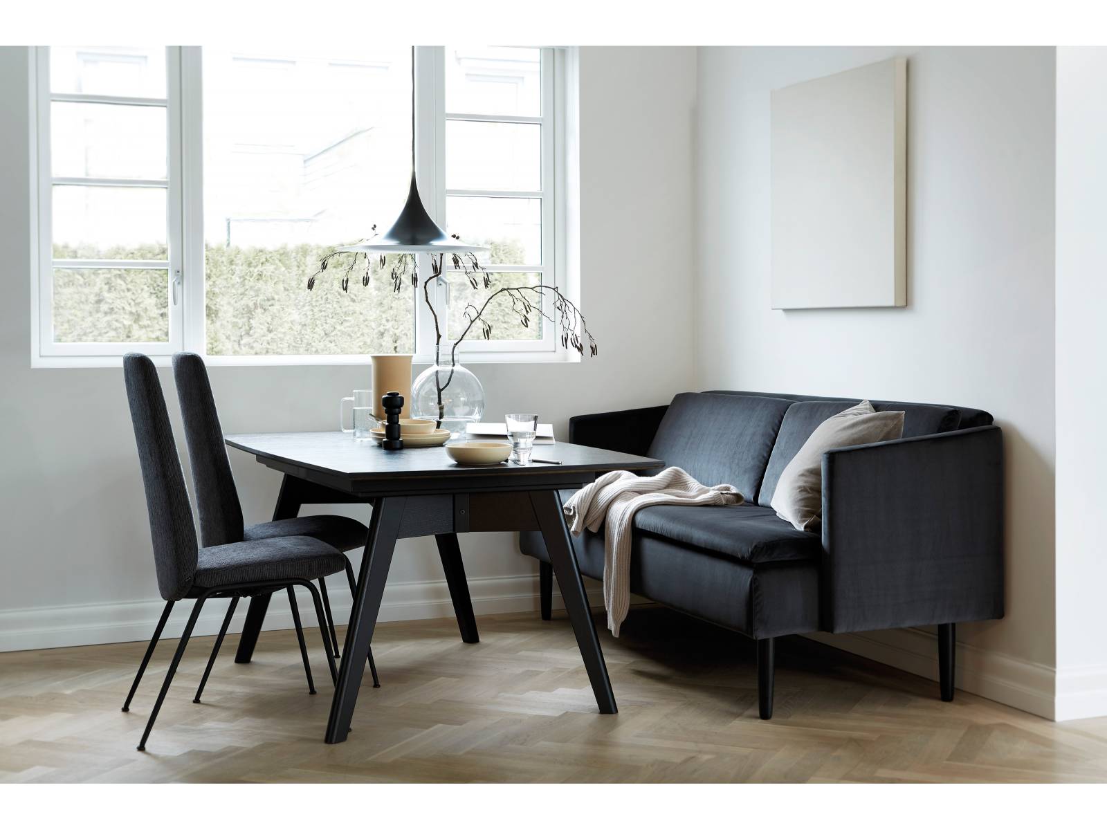 Lädt zu einer geselligen Runde ein: die Dining-Kollektion, bestehend aus den Stühlen «Laurel», Tisch «Madeira» und Sofa «Spice». Für alle Komponenten stehen verschiedene Materialien zur Auswahl, angefangen beim Bezug der Sitzmöbel über die Tischplatte bis hin zur Art der Möbelbeine. Stressless.