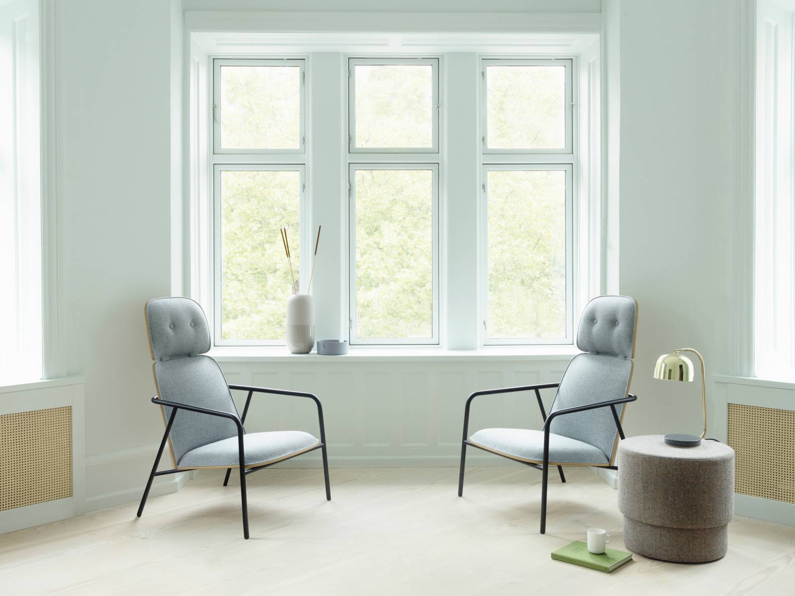 Hauptsache bequem. Da spielt es keine Rolle, ob man sich auf Pouf «Silo» von Hans Hornemann niederlässt, oder ob man sich entspannt in den Loungesesseln der Kollektion «Pad» zurücklehnt. Letztere zeichnen sich durch schalenartig von Eichenholzfurnier umfasste Rückenlehnen und Sitzflächen aus, die dank des Metallrahmens sowohl Stabilität als auch Leichtigkeit ausstrahlen. Normann Copenhagen.