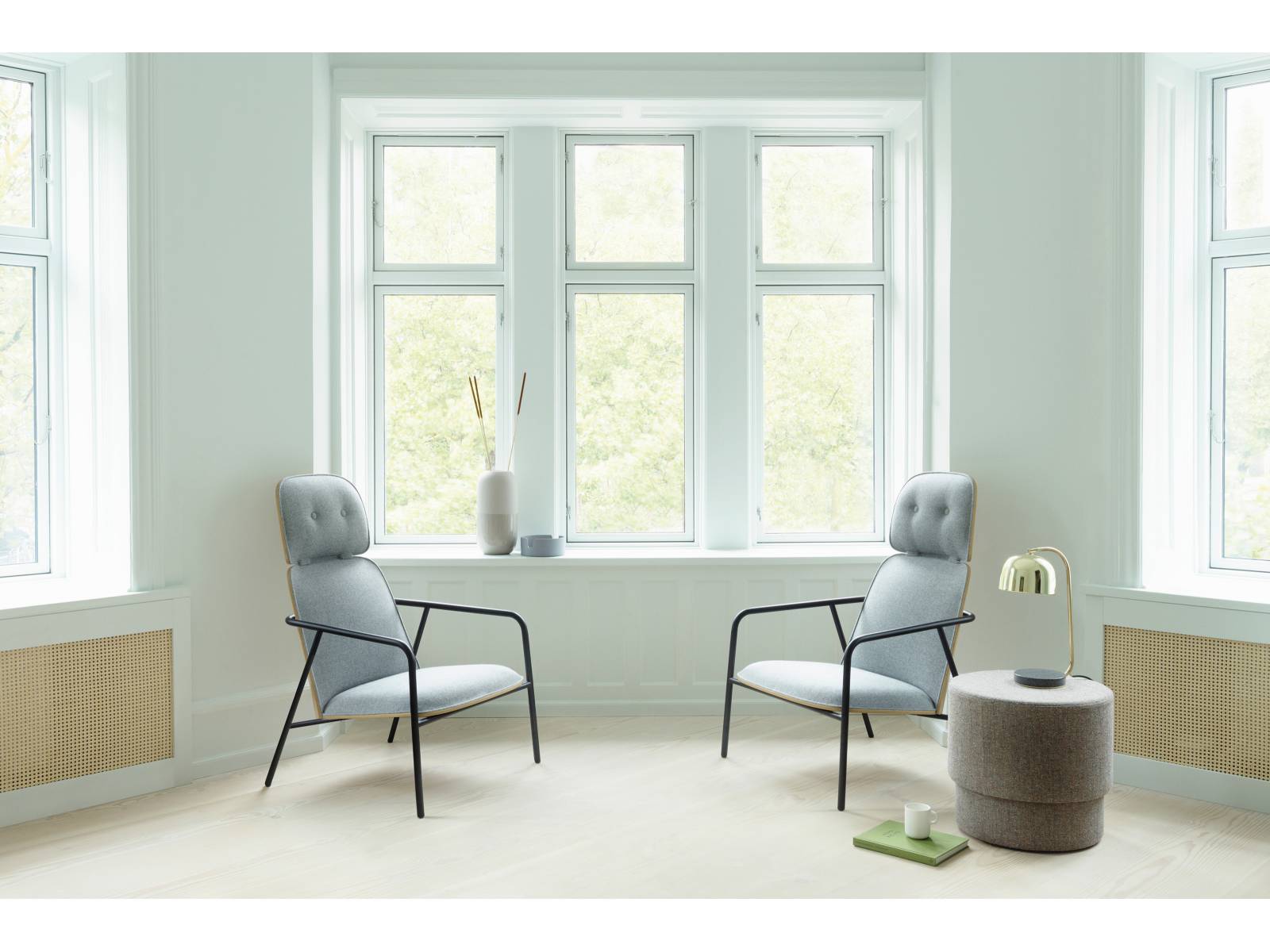 Hauptsache bequem. Da spielt es keine Rolle, ob man sich auf Pouf «Silo» von Hans Hornemann niederlässt, oder ob man sich entspannt in den Loungesesseln der Kollektion «Pad» zurücklehnt. Letztere zeichnen sich durch schalenartig von Eichenholzfurnier umfasste Rückenlehnen und Sitzflächen aus, die dank des Metallrahmens sowohl Stabilität als auch Leichtigkeit ausstrahlen. Normann Copenhagen.