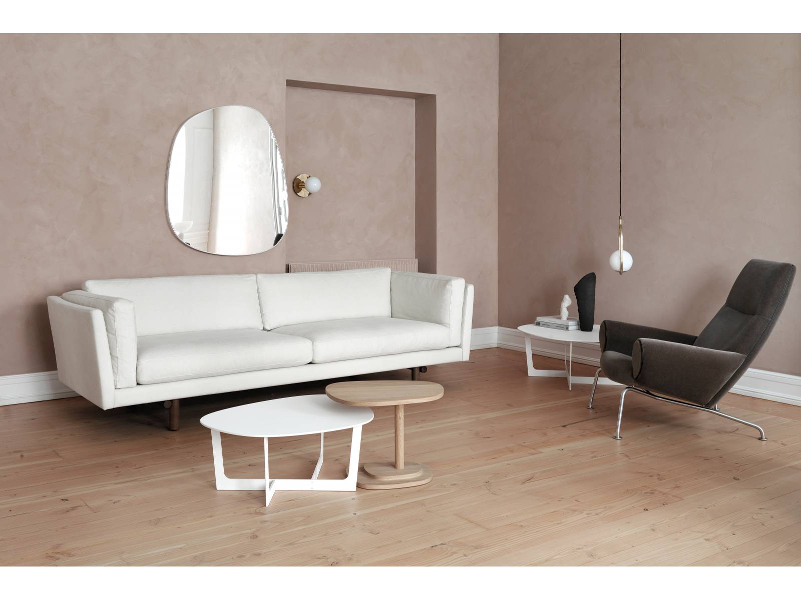 Sofa «Indigo», das die klare skandinavische Linienführung mit purer Gemütlichkeit kombiniert, zeigt sich neu mit Beinen aus Eiche Natur oder geräucherter Eiche. Sie verhelfen dem klassischen Sofa, wahlweise mit Leder- oder Textilbezug, zu einem selbstbewussten Auftritt. Erik Jørgensen.