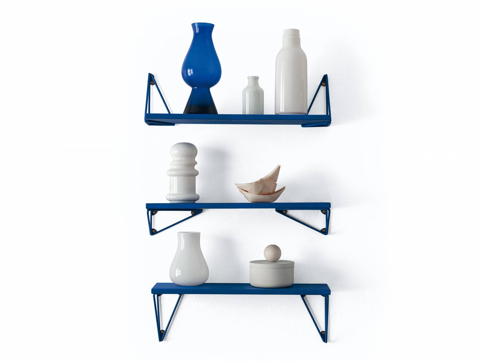 Neu im Miniformat: Das Regal «Pythagoras XS» von Gustav Rosén zieht in leuchtendem Blau alle Blicke auf sich und die Dinge, die darauf Platz finden. Angefangen beim Spielzeug im Kinderzimmer bis hin zur dekorativen Ablage für das Lieblingsparfüm im Bad. Maze.