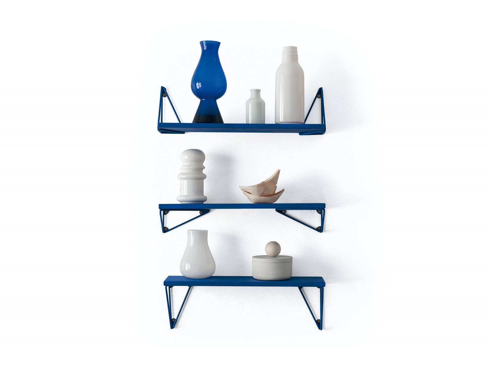 Neu im Miniformat: Das Regal «Pythagoras XS» von Gustav Rosén zieht in leuchtendem Blau alle Blicke auf sich und die Dinge, die darauf Platz finden. Angefangen beim Spielzeug im Kinderzimmer bis hin zur dekorativen Ablage für das Lieblingsparfüm im Bad. Maze.