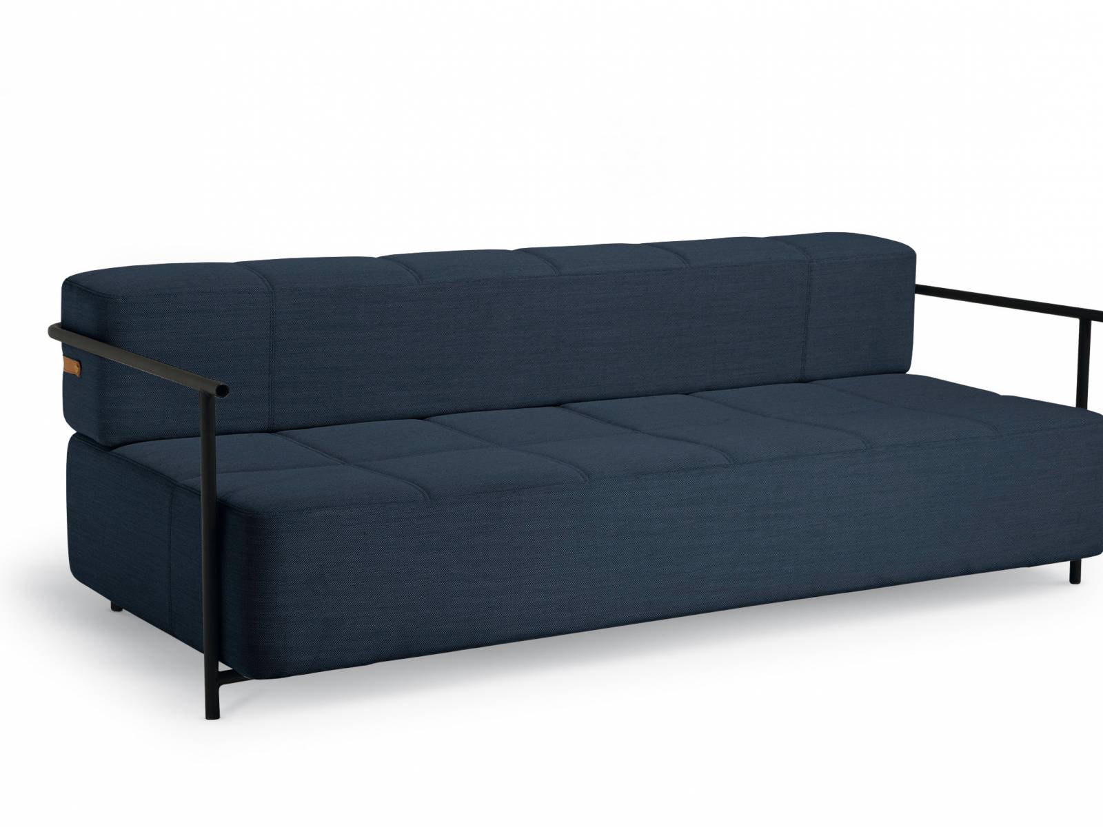 Tagesbett «Daybe» bringt Funktionalität mit Komfort und Stil in Einklang: Klare Linien, ausgewogene Proportionen und eine weiche Blockkonstruktion. Nun ist es optional mit Armlehnen erhältlich, die als Verlängerung aus der schlanken Metallrückenlehne hervorgehen. Design: Morten & Jonas. Northern.