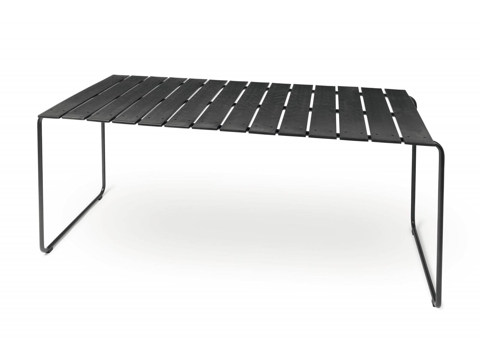 Mission saubere Meere: Tische und Stühle der Kollektion Ocean werden aus umherschwimmendem Plastikmüll gefertigt;  für den Tisch wurden rund 1320 Gramm verarbeitet. In Zusammenarbeit mit Plastix, der einzigen Upcycling-Anlage für Fischernetze weltweit, wurde zudem ein innovatives Geschäftsmodell entwickelt. Es motiviert Fischer, alte Netze abzugeben, anstatt sie im Meer zu entsorgen. Mater.