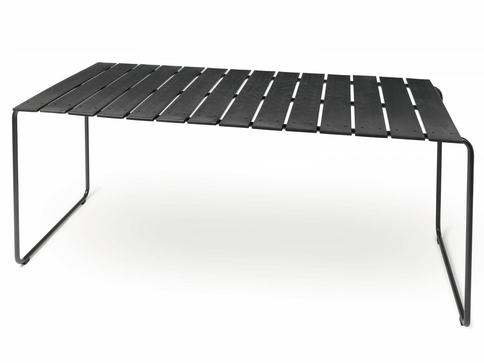 Mission saubere Meere: Tische und Stühle der Kollektion Ocean werden aus umherschwimmendem Plastikmüll gefertigt;  für den Tisch wurden rund 1320 Gramm verarbeitet. In Zusammenarbeit mit Plastix, der einzigen Upcycling-Anlage für Fischernetze weltweit, wurde zudem ein innovatives Geschäftsmodell entwickelt. Es motiviert Fischer, alte Netze abzugeben, anstatt sie im Meer zu entsorgen. Mater.