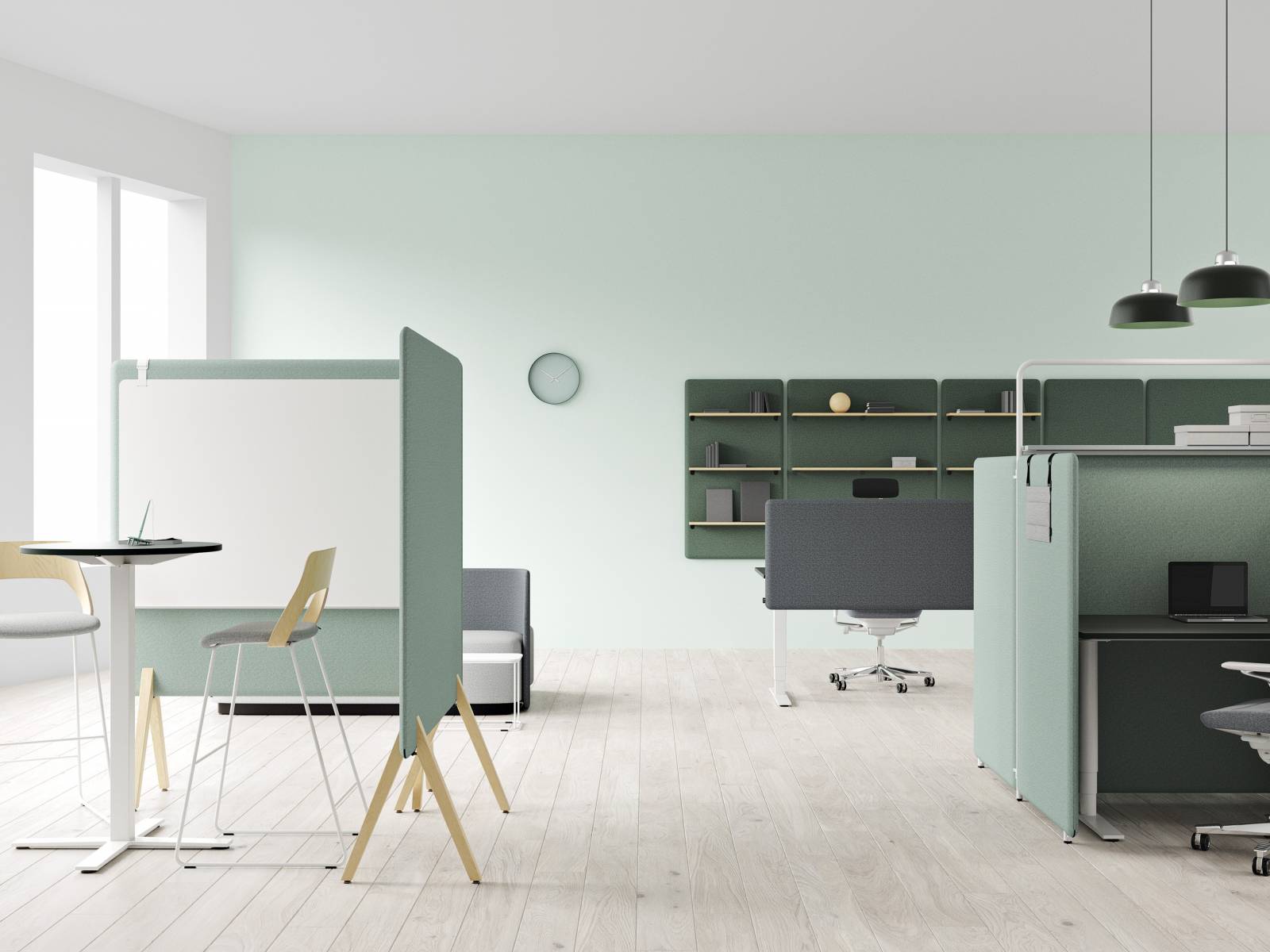 Mittendrin, doch ungestört: Dank des flexiblen Trennwandsystems «Vibe» lassen sich schallgedämpfte Arbeitsbereiche im Raum einrichten. Elemente auf Rollen, von der Decke hängend oder als ganzes Raummodul – das System birgt grossen Gestaltungsfreiraum in fröhlichen Farben. Ergänzt wird das Angebot durch Haken, Taschen, Whiteboards und Regalen. Kinnarps.