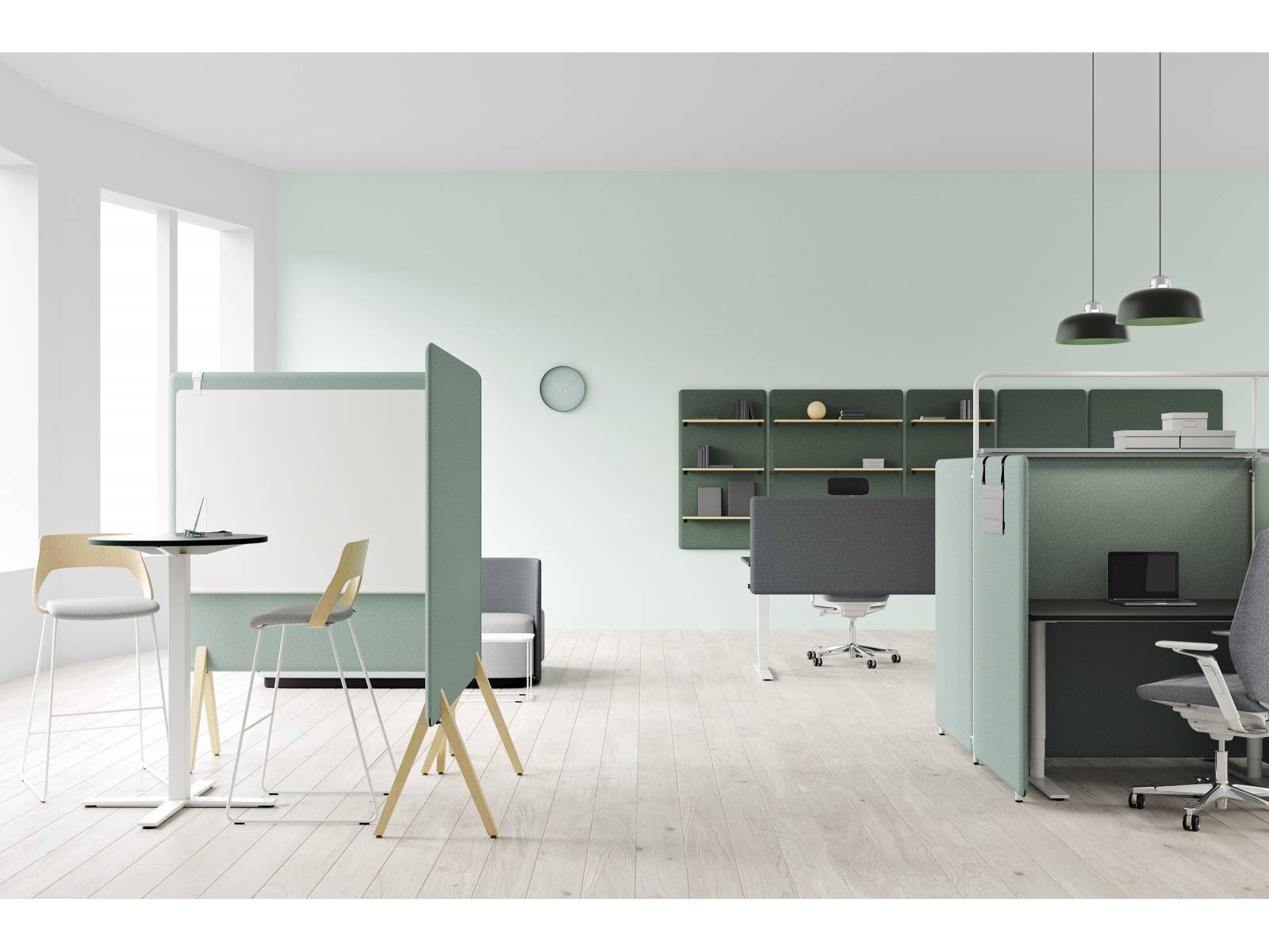 Mittendrin, doch ungestört: Dank des flexiblen Trennwandsystems «Vibe» lassen sich schallgedämpfte Arbeitsbereiche im Raum einrichten. Elemente auf Rollen, von der Decke hängend oder als ganzes Raummodul – das System birgt grossen Gestaltungsfreiraum in fröhlichen Farben. Ergänzt wird das Angebot durch Haken, Taschen, Whiteboards und Regalen. Kinnarps.